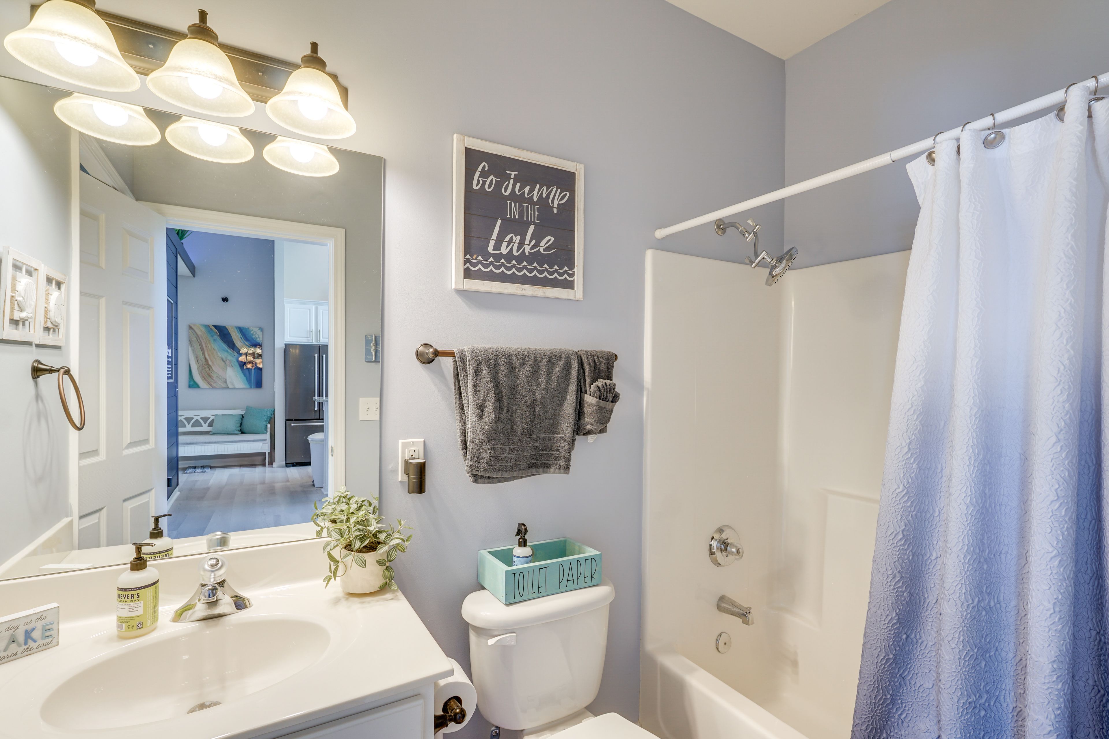 Full Bathroom | Towels Provided