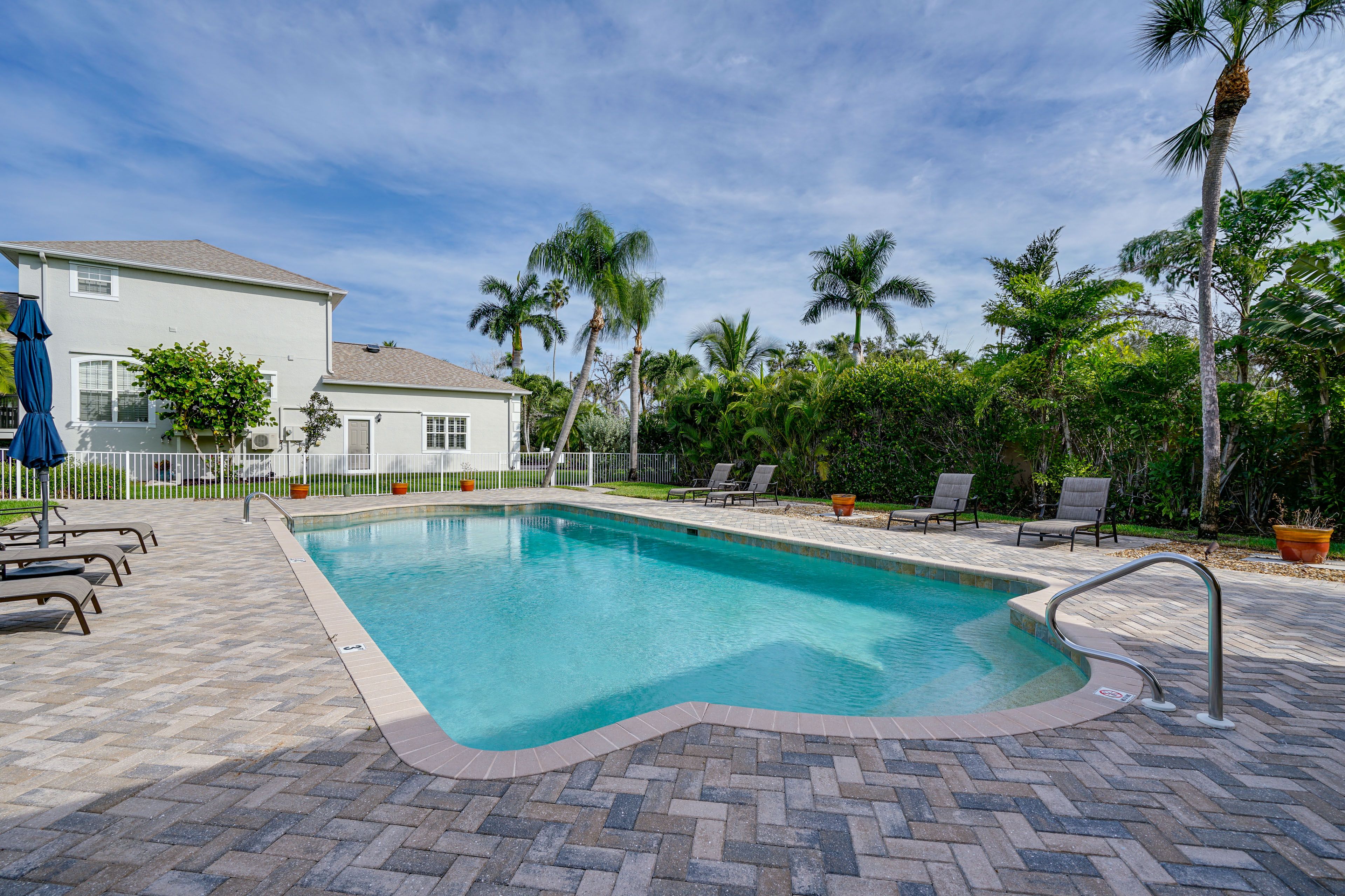 Community Amenities | Outdoor Pool | Lounge & Dining Areas