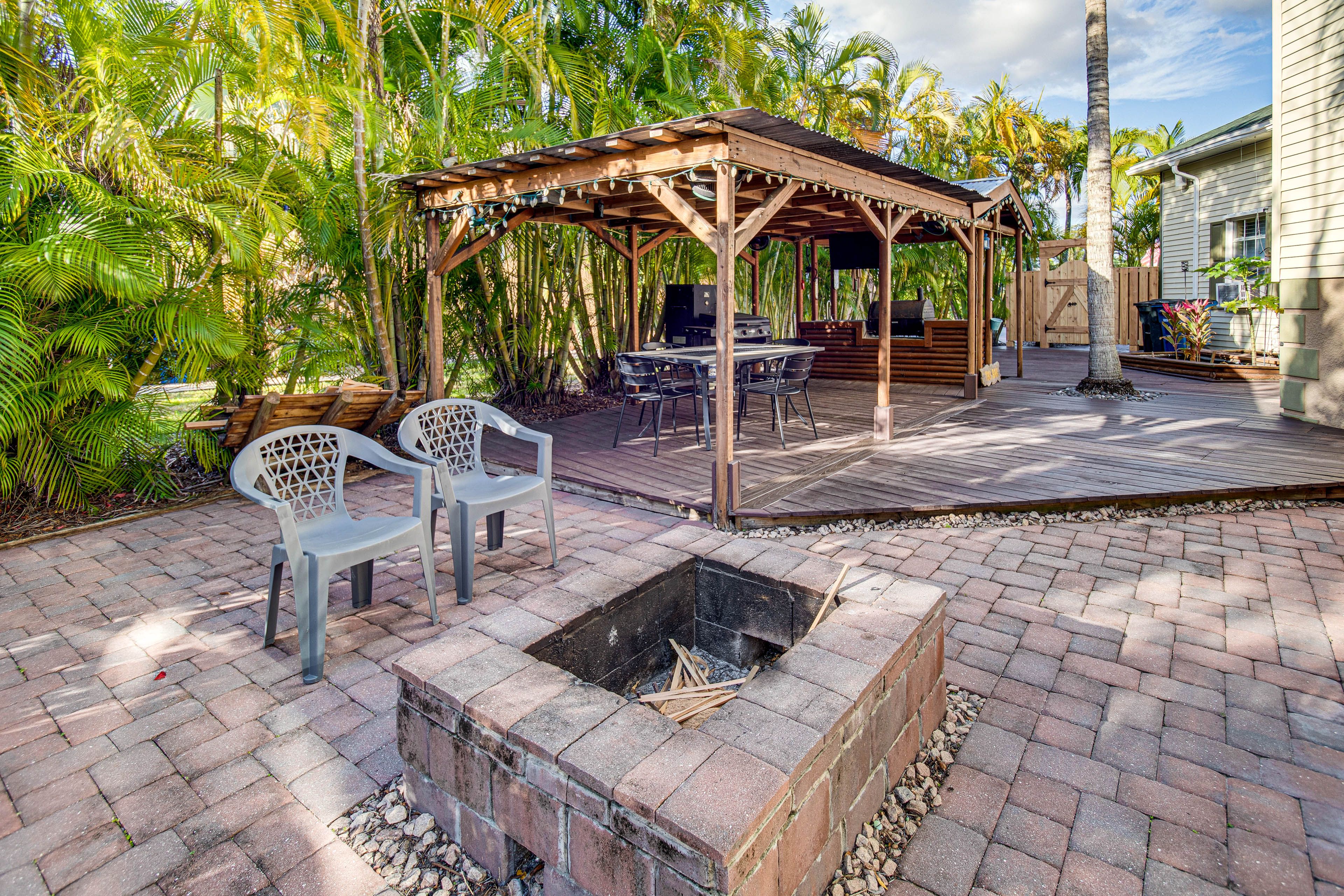 Garden | Outdoor Kitchen | Wood-Burning Fire Pit