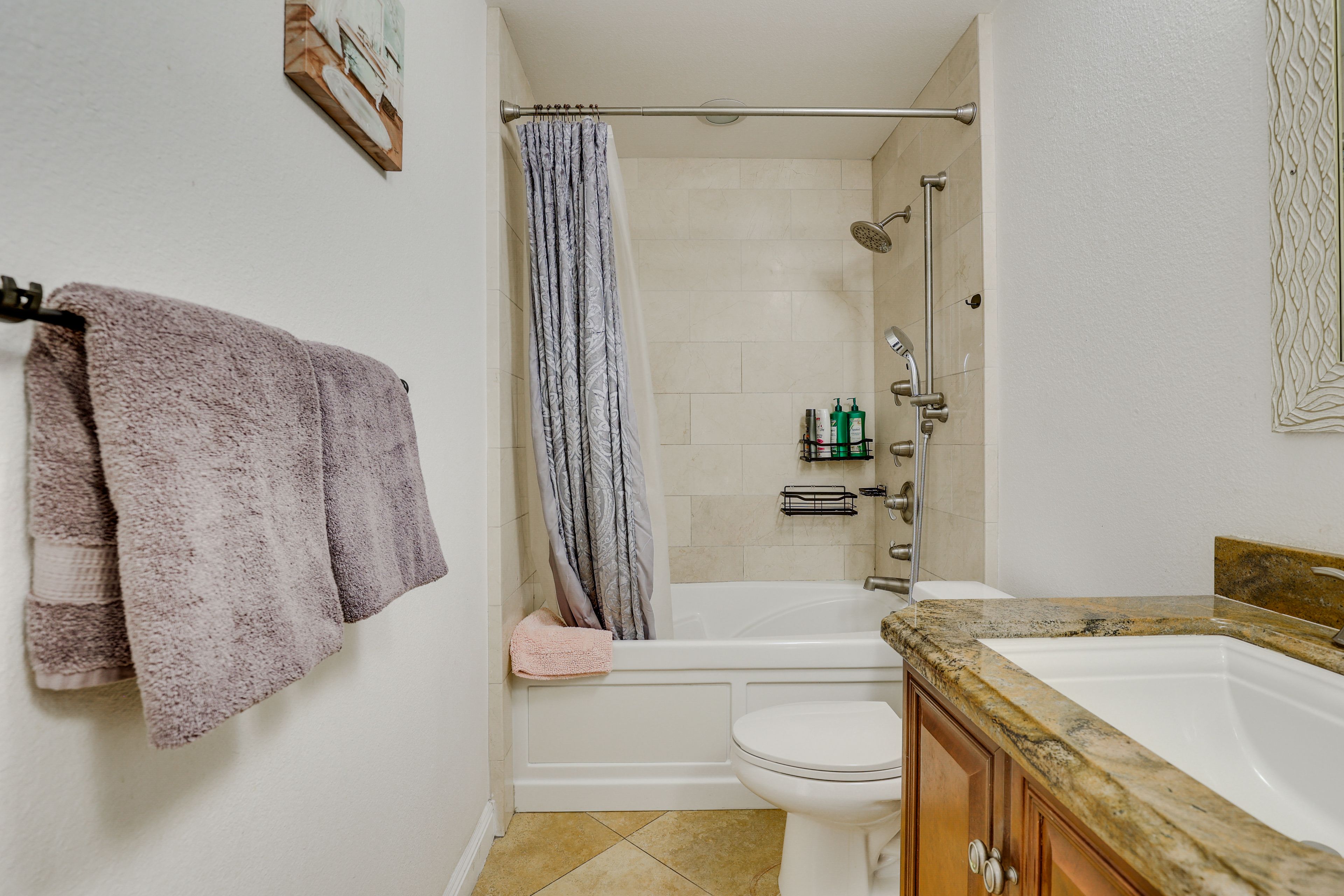 Full Bathroom | Towels Provided