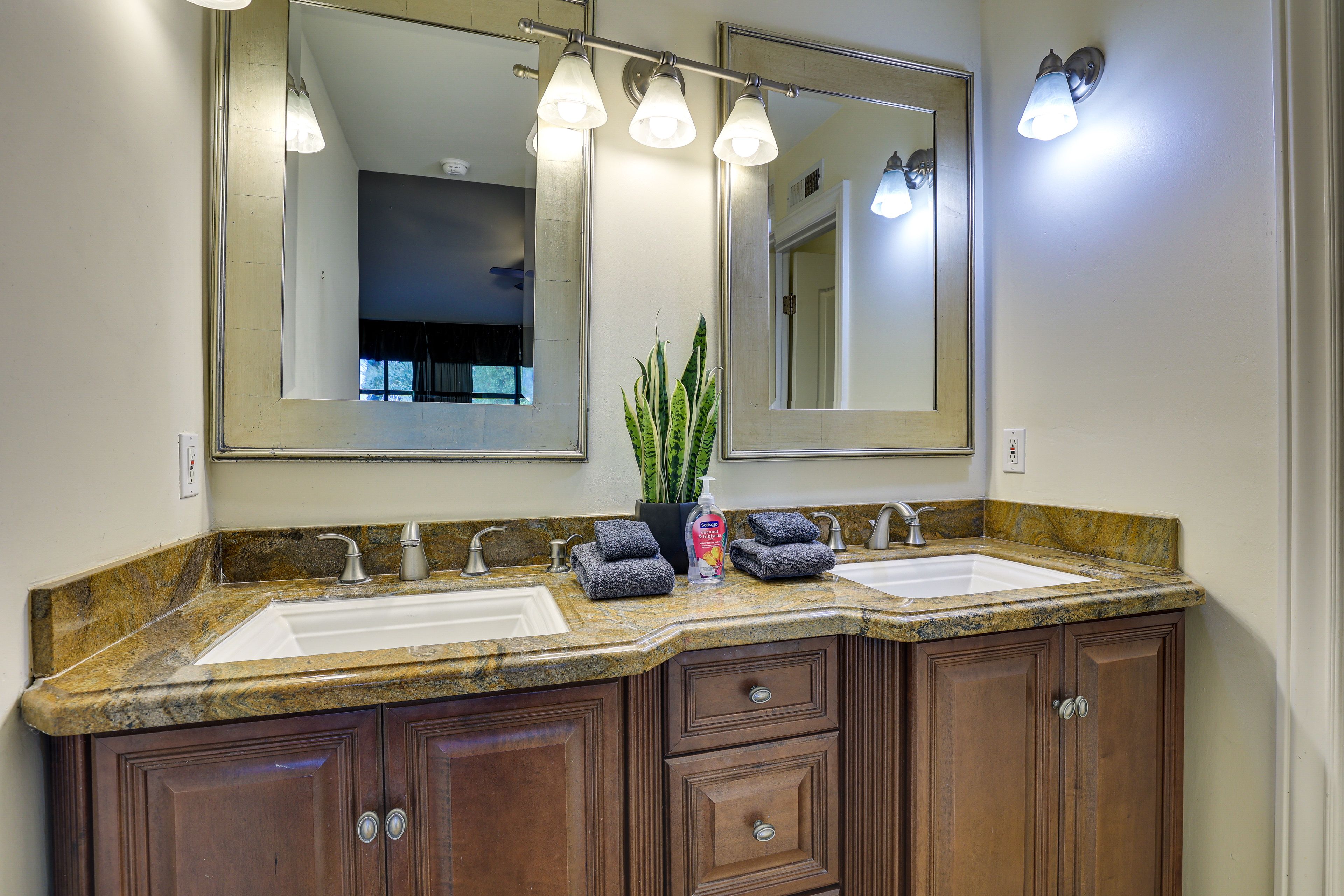 Full Bathroom | Complimentary Toiletries
