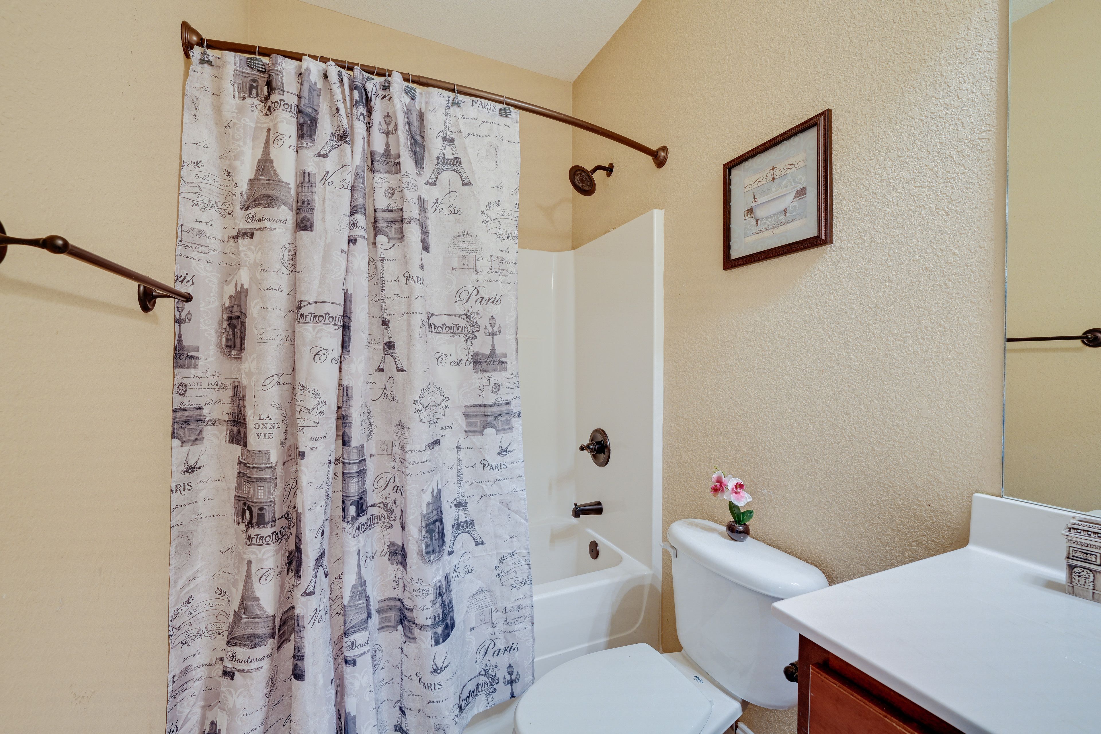 Full Bathroom | Towels Provided