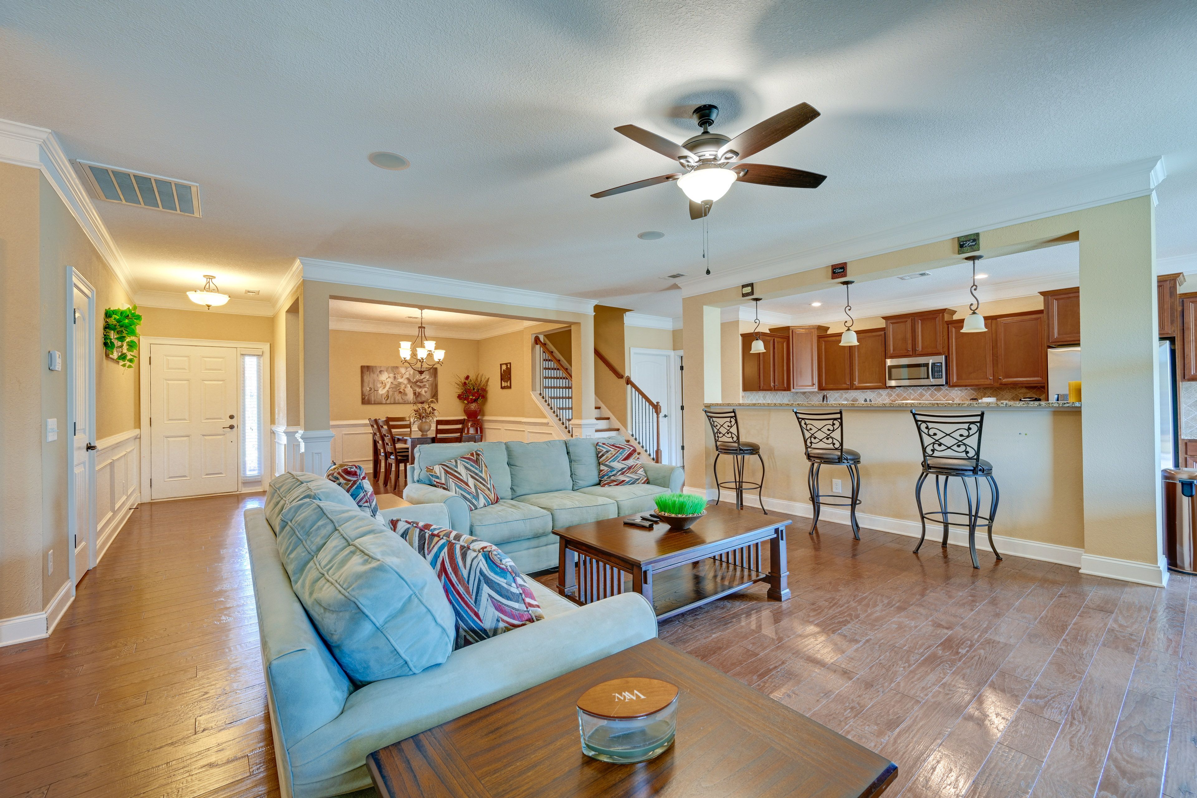 Living Room | Flat-Screen TV | Fireplace