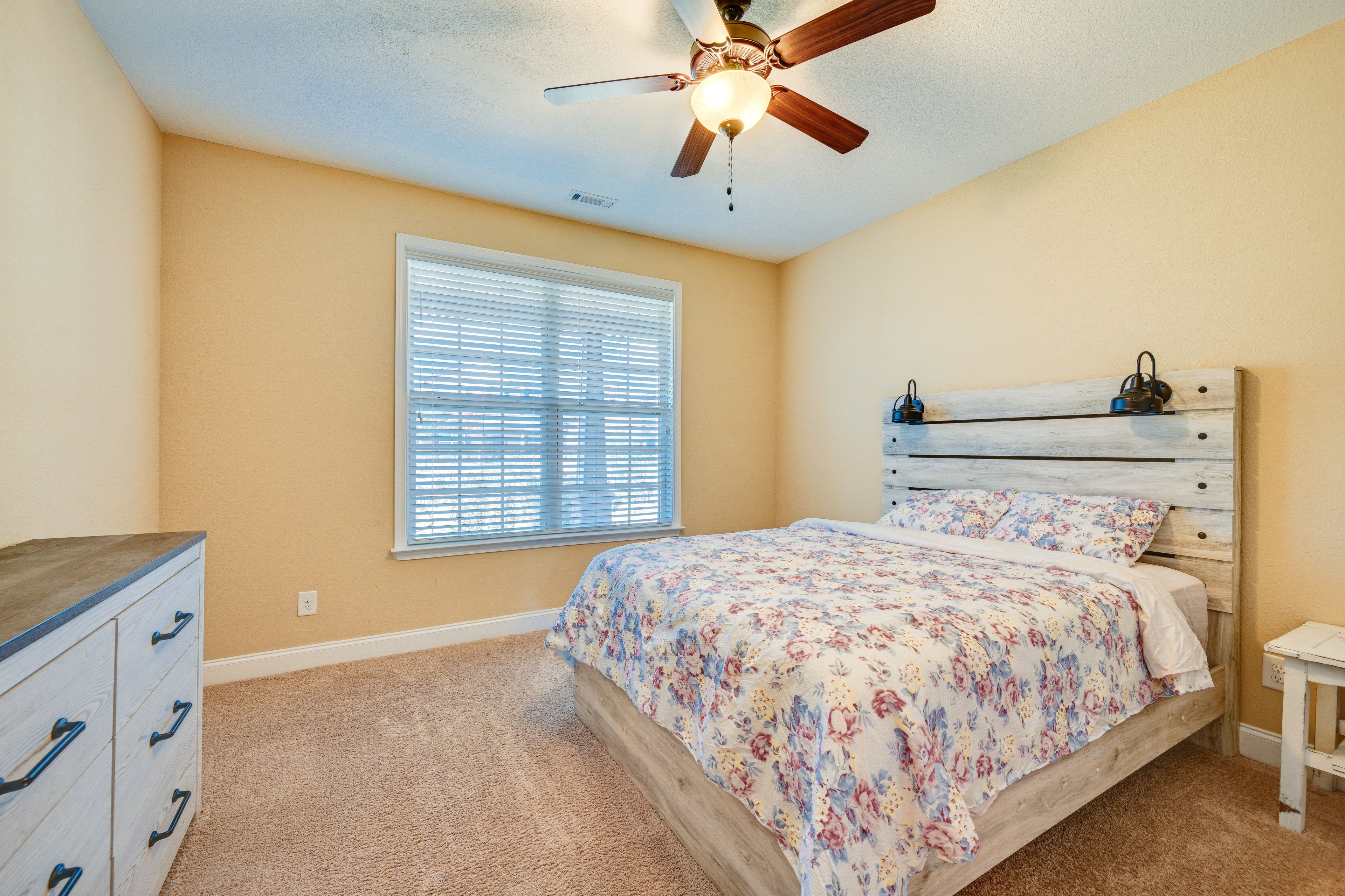 Bedroom 2 | Queen Bed