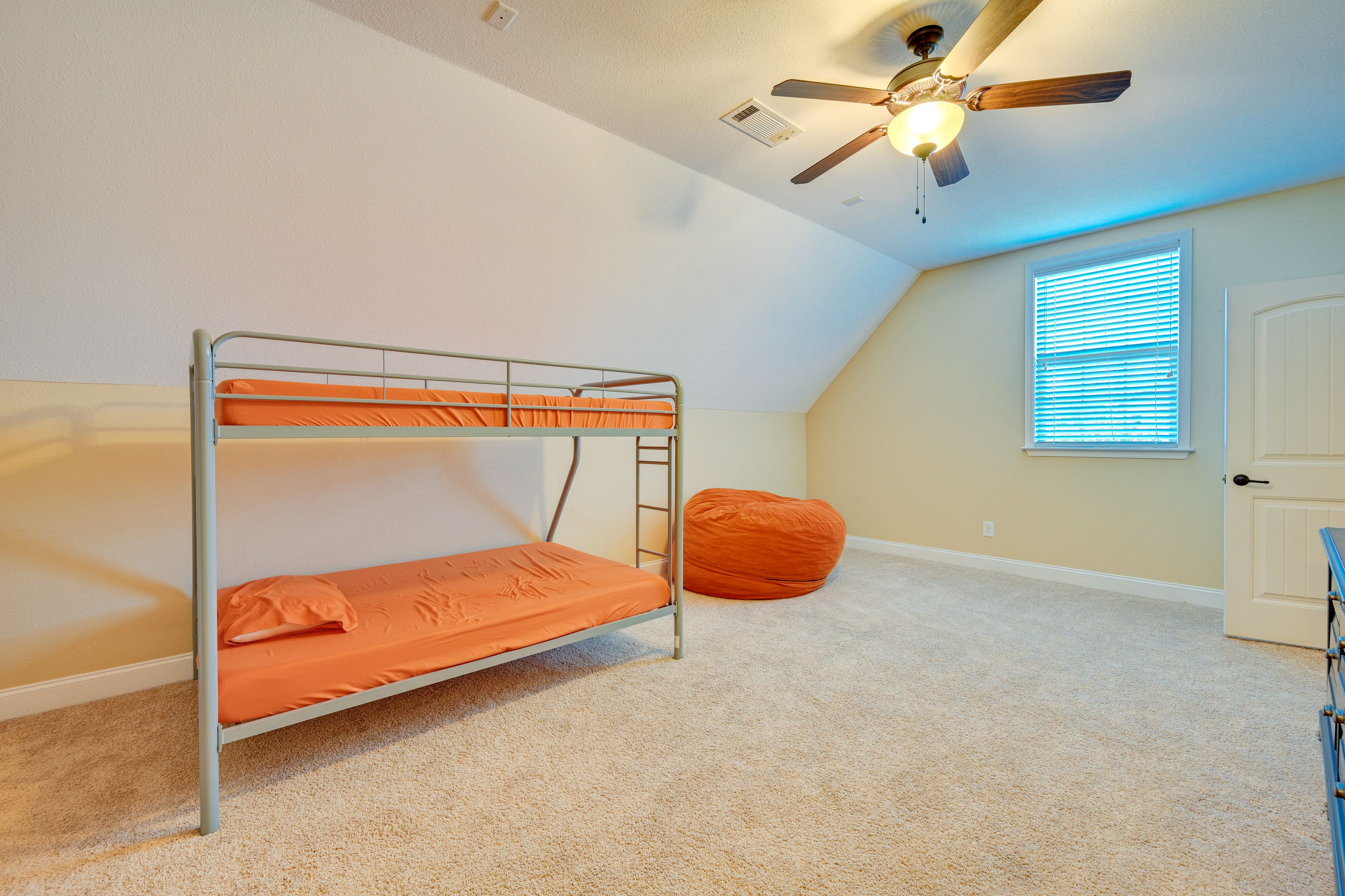 Bedroom 4 | Twin/Full Bunk Bed