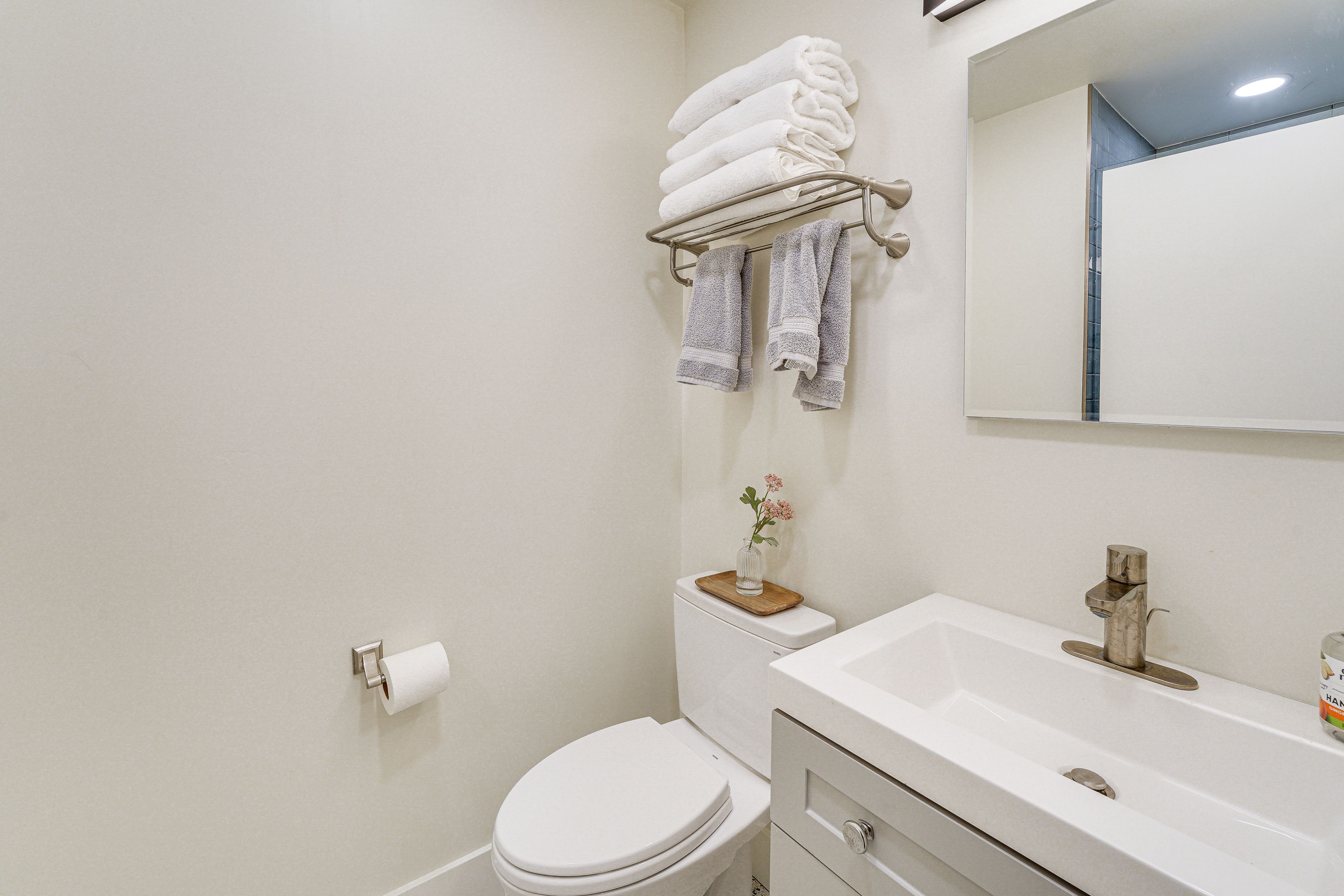 Full Bathroom | Complimentary Toiletries | 1st Floor