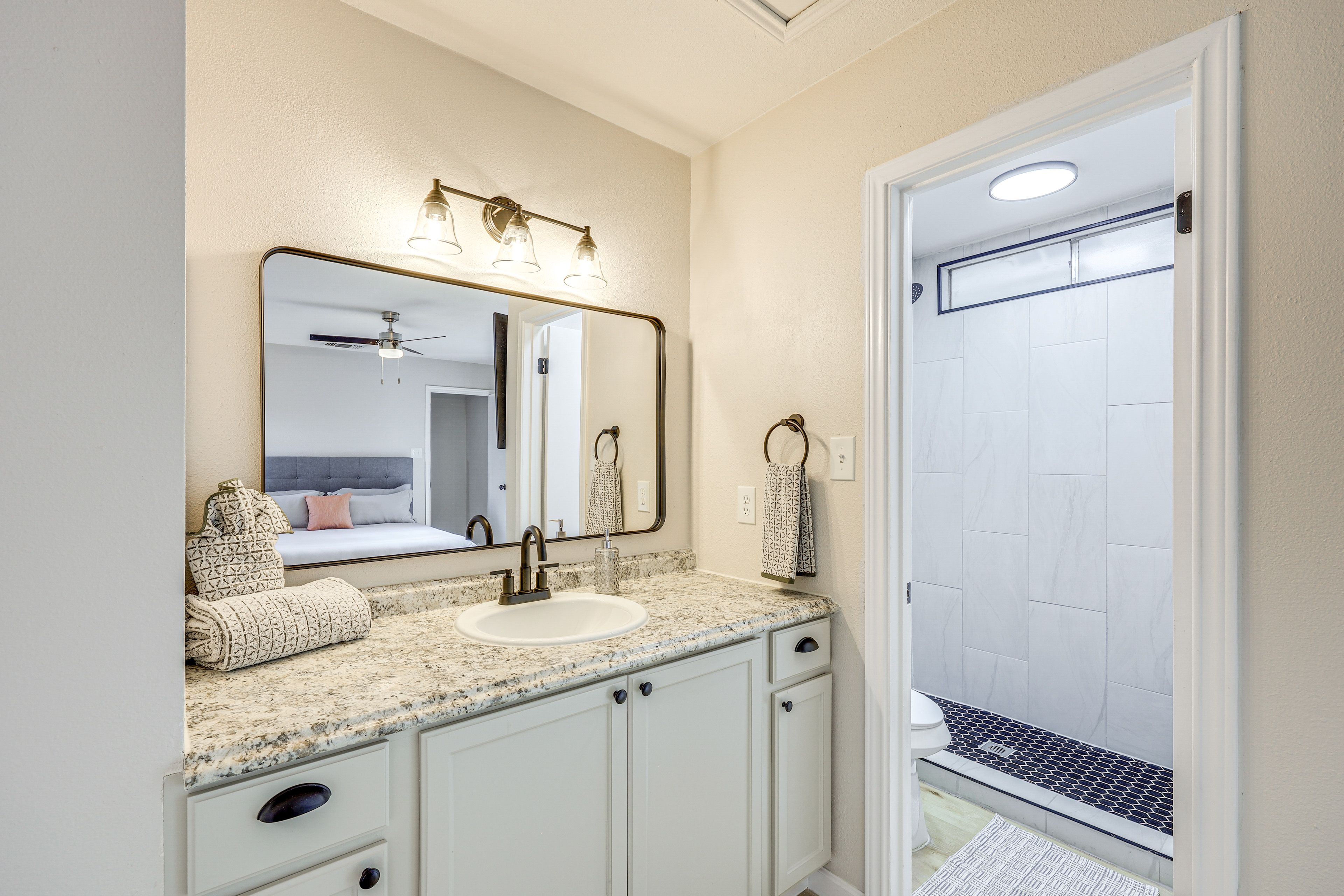 Full Bathroom | Complimentary Toiletries | 2nd Floor