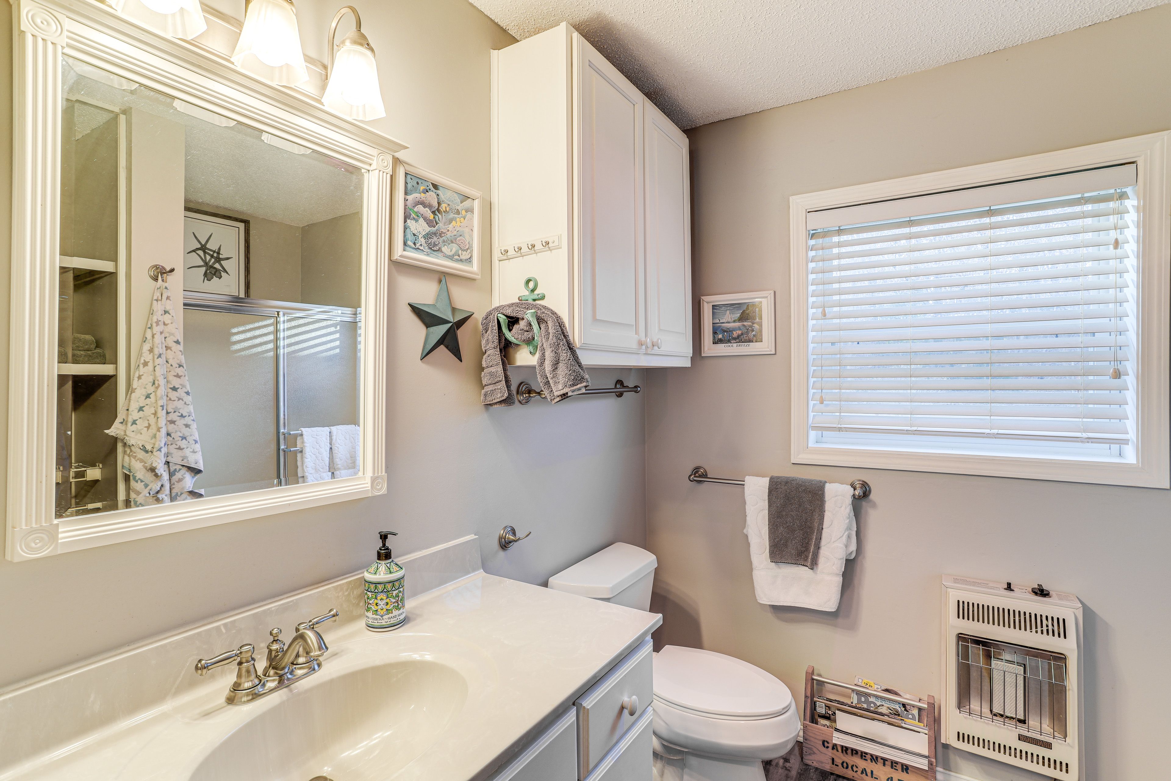 Full Bathroom | Towels Provided