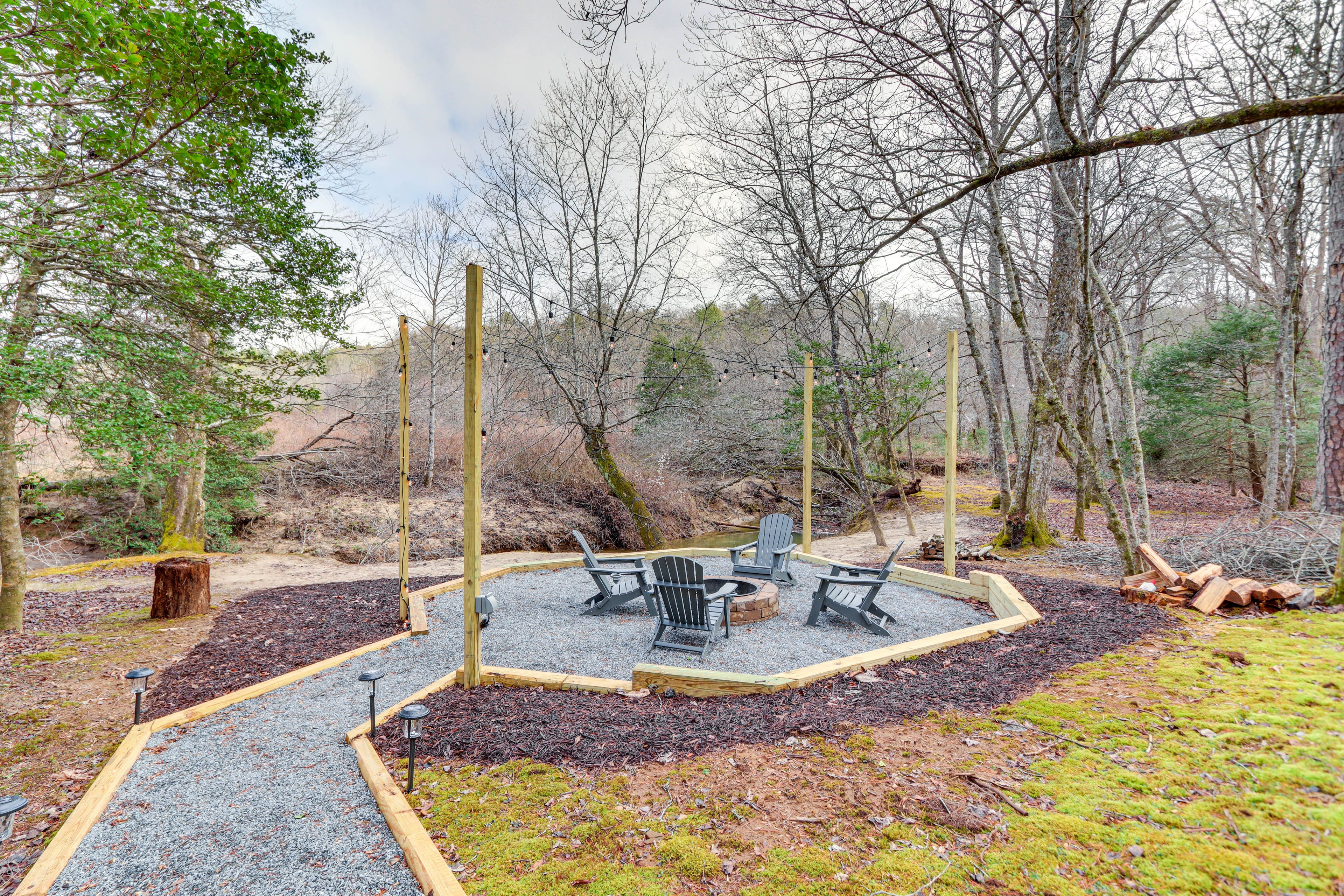 Private Yard | Fire Pit (Starter Logs Provided)