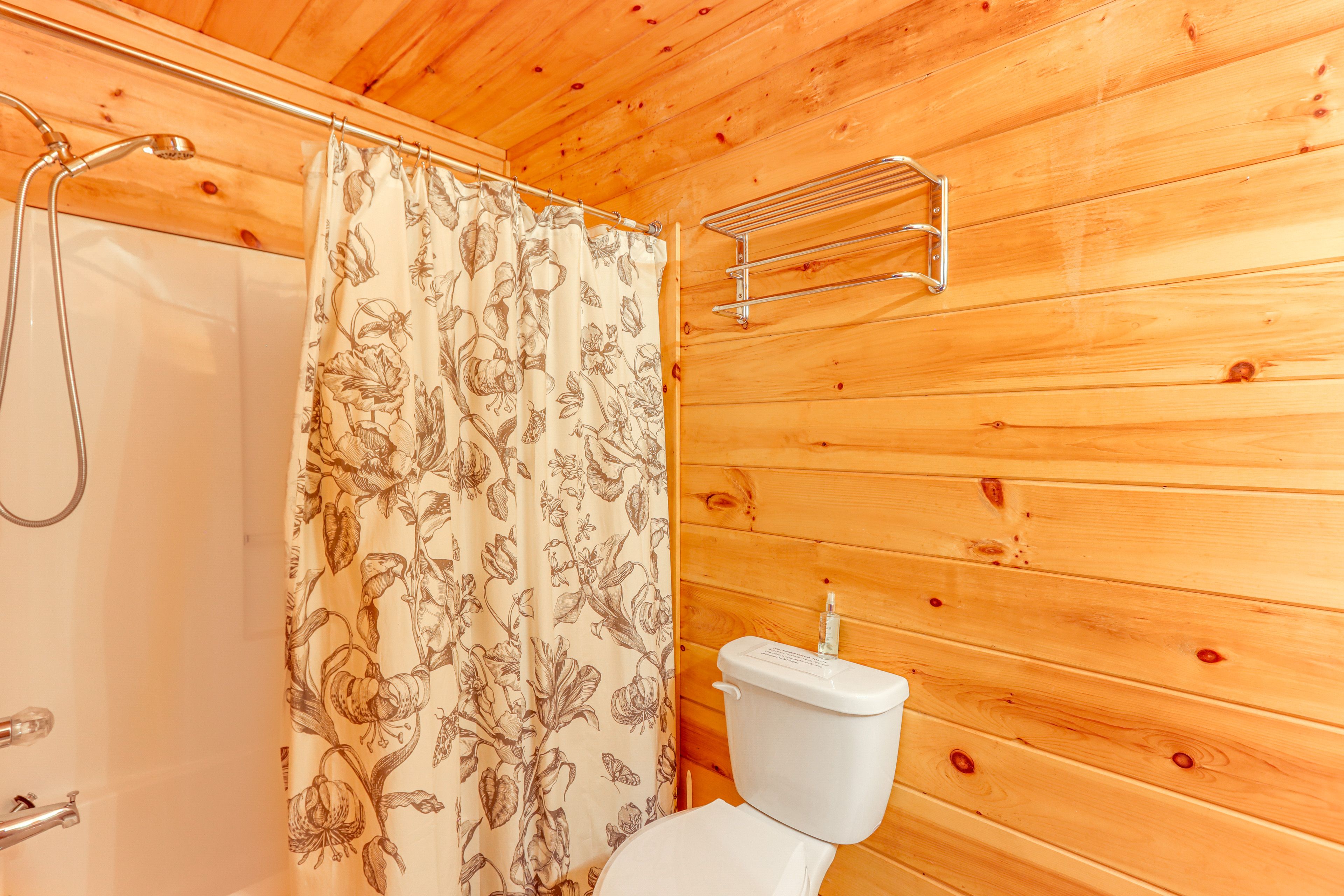En-Suite Bathroom | 1st Floor | Towels Provided | Complimentary Toiletries