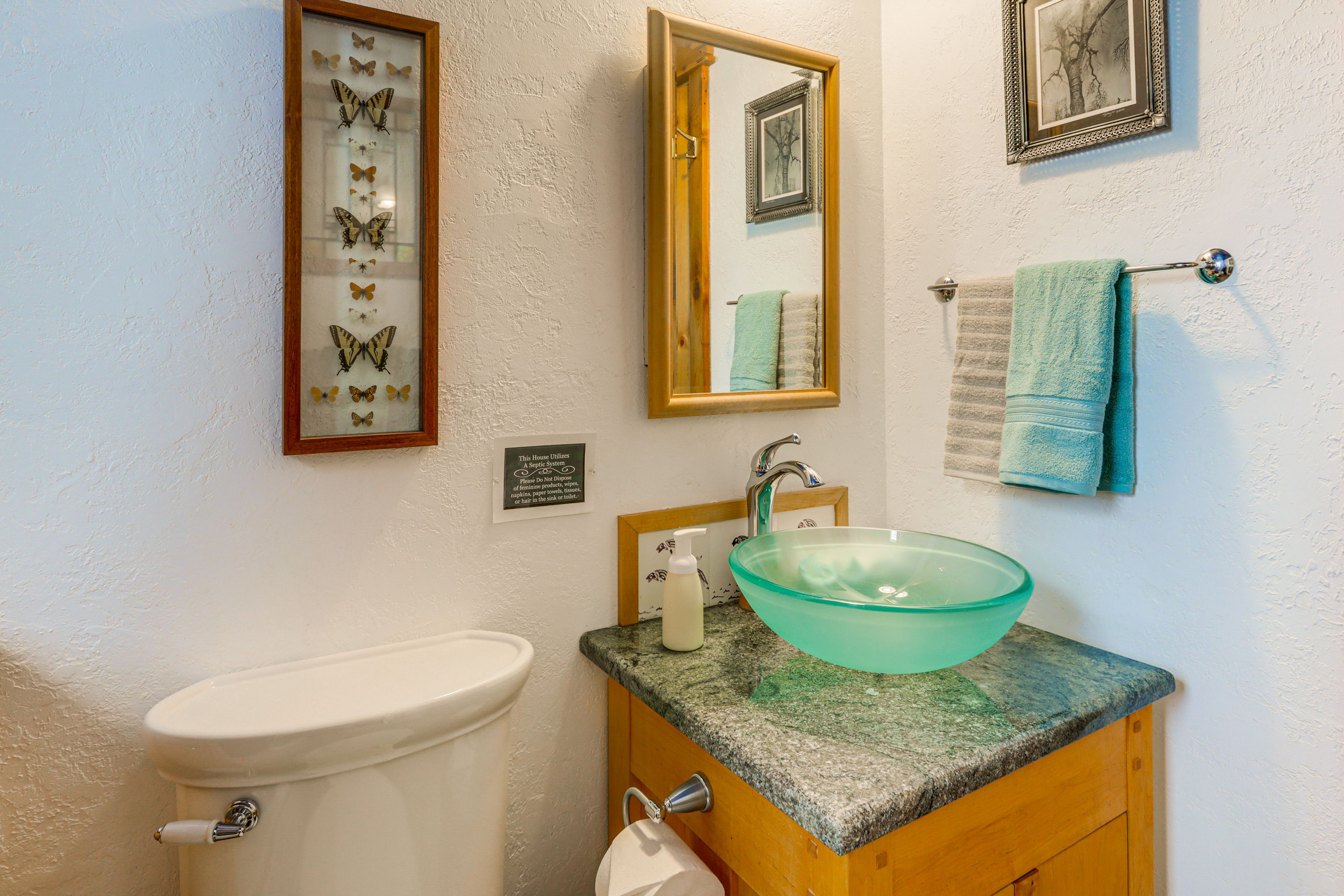 Full Bathroom | 1st Floor | Towels Provided