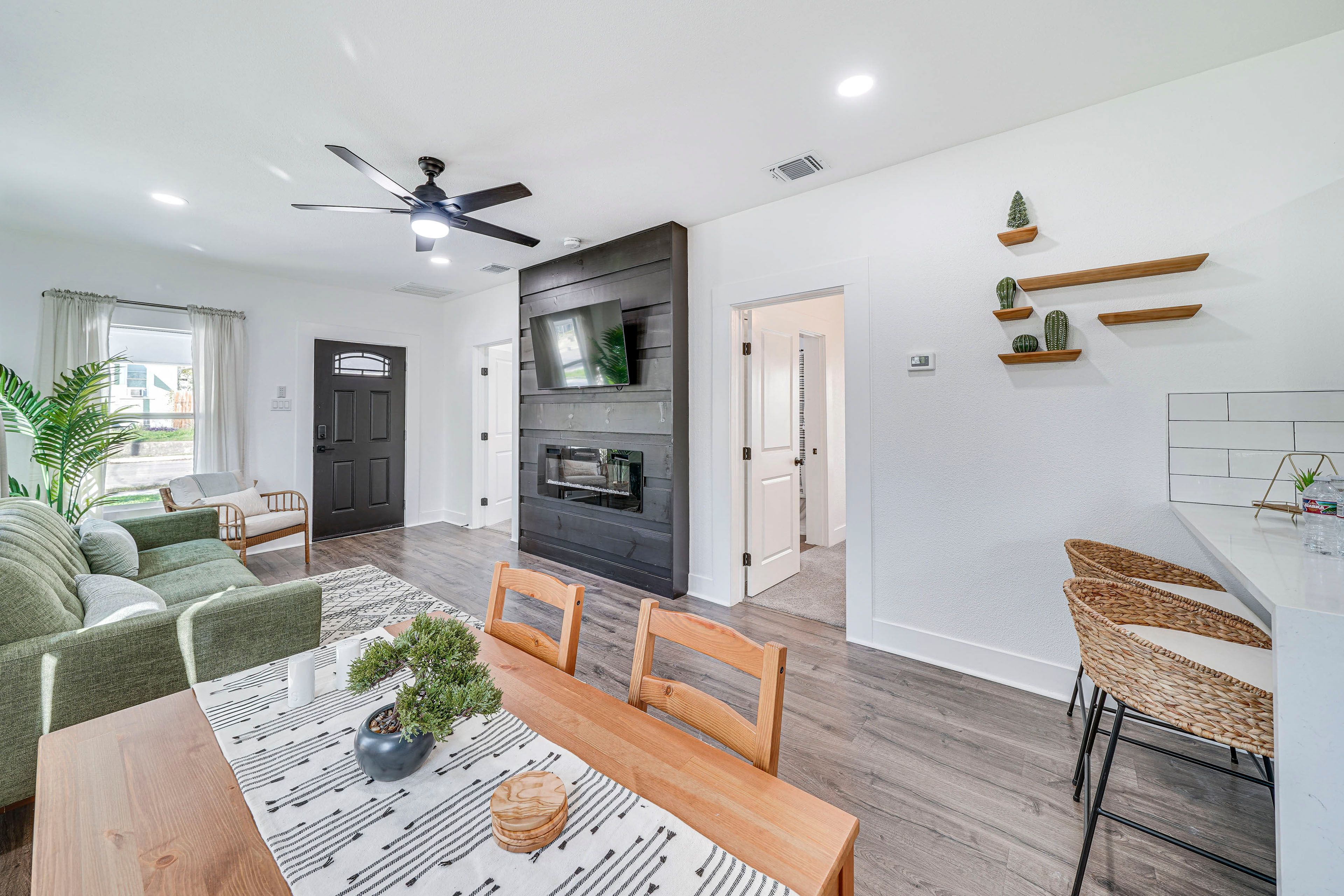 Dining Area | Dishware & Flatware Provided