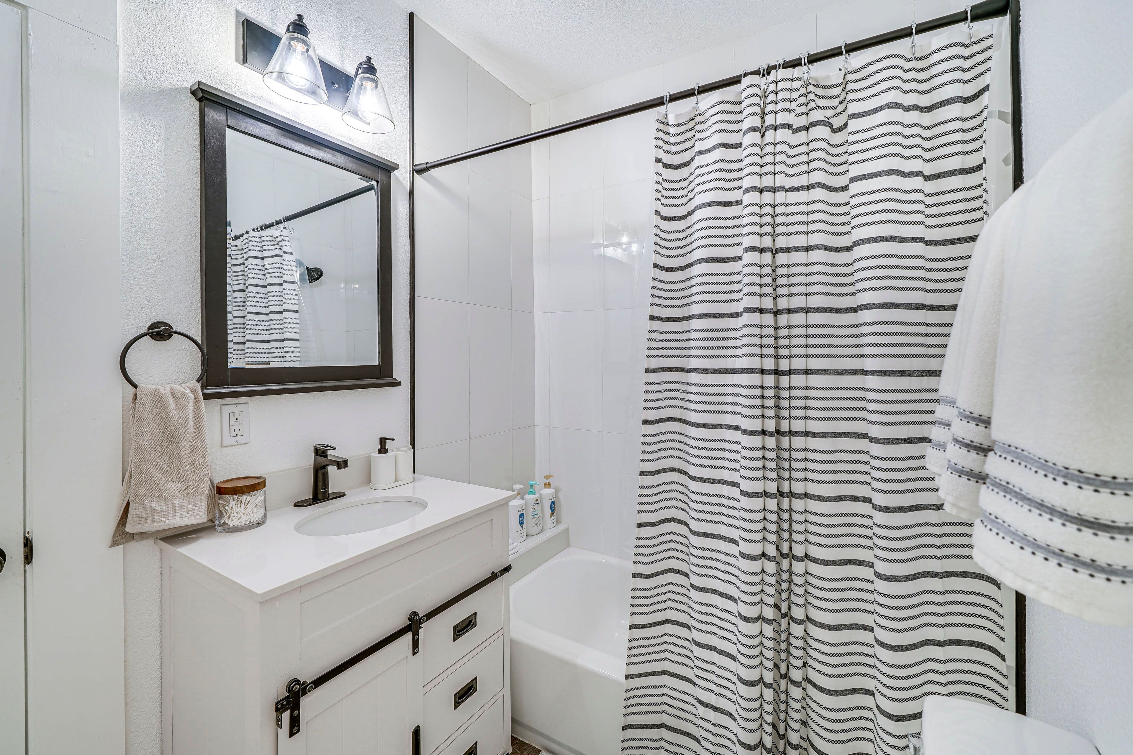 Full Bathroom | Complimentary Toiletries