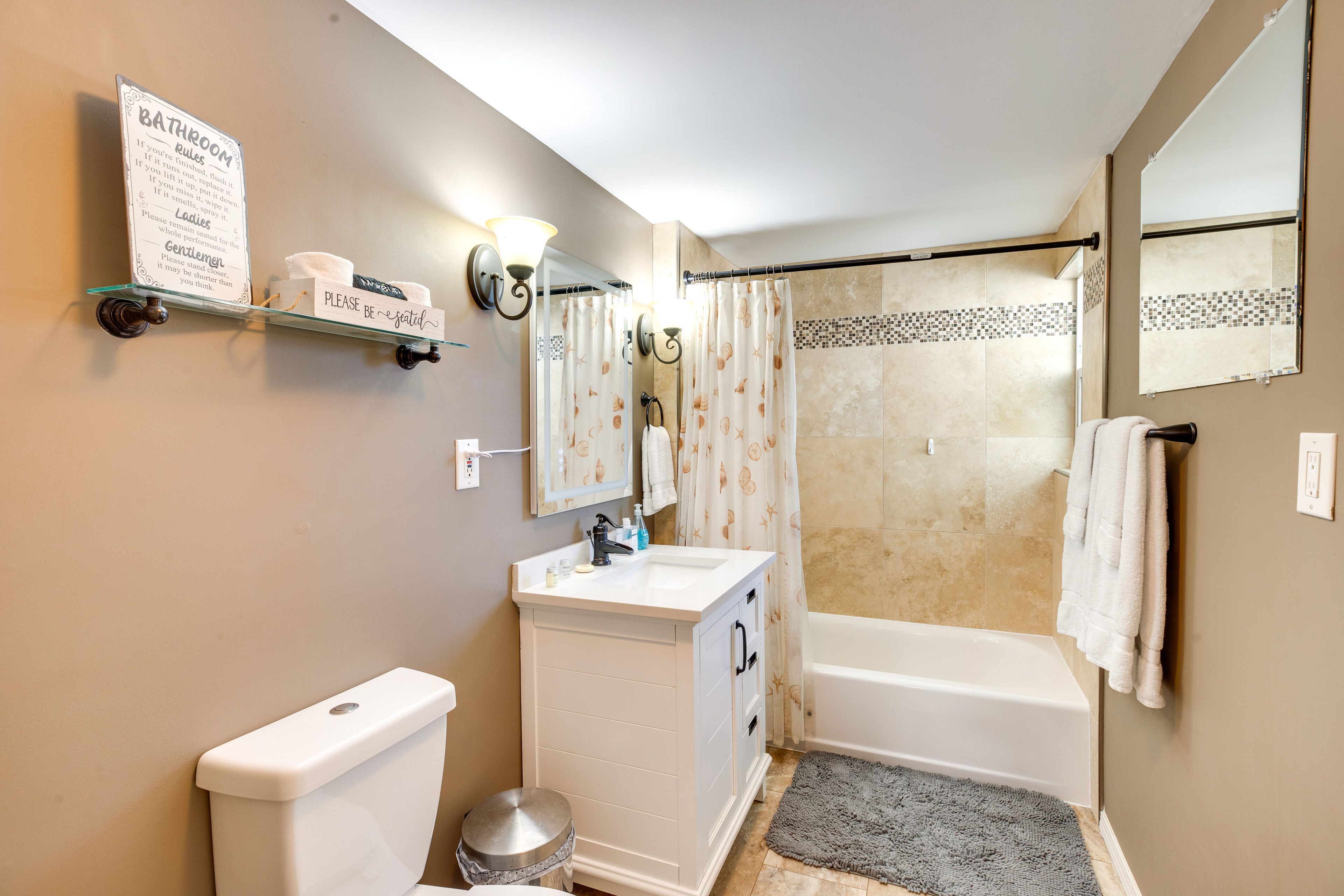 Full Bathroom | Towels Provided