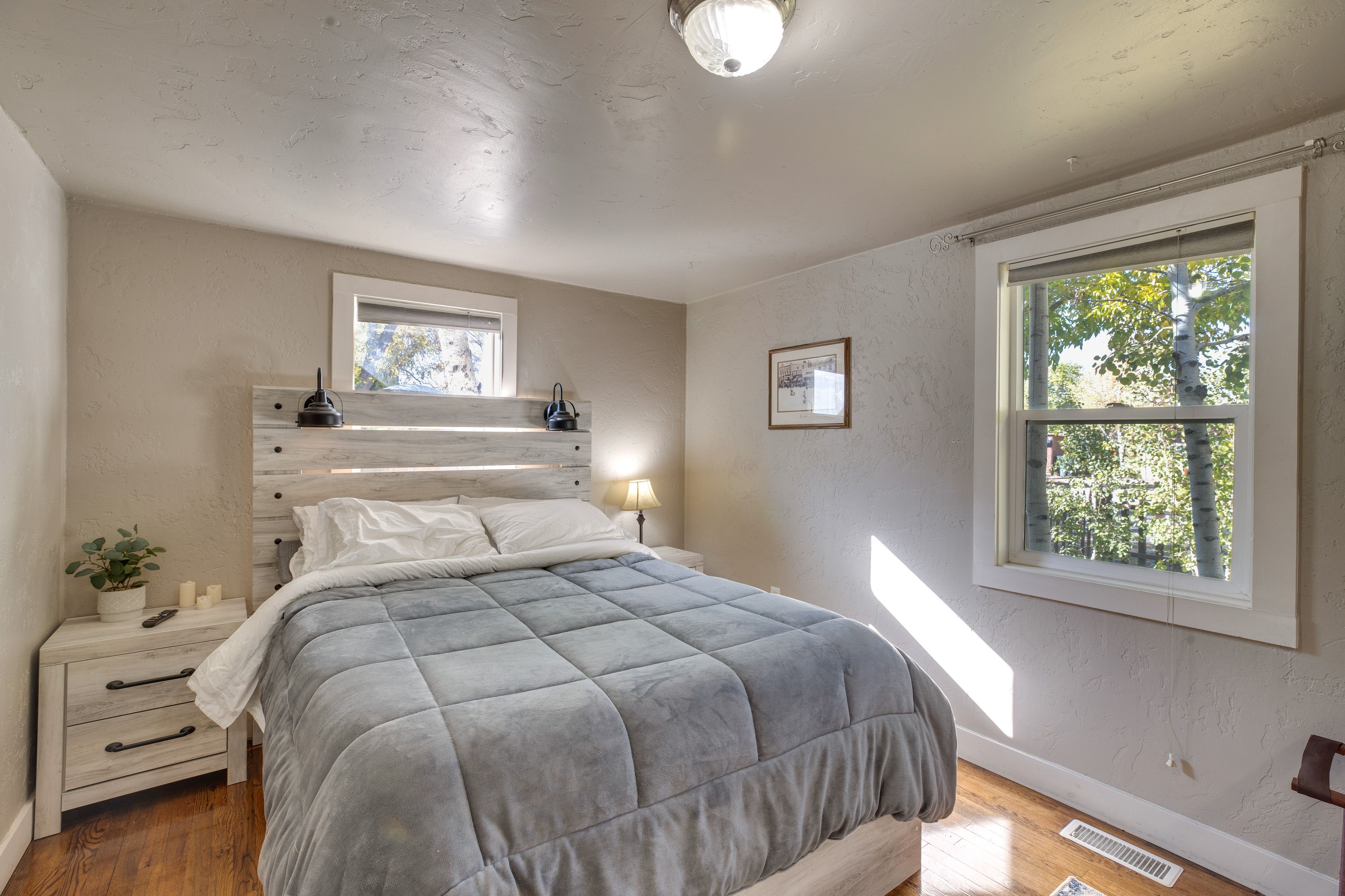 Bedroom 1 | Queen Bed | Smart TV | Linens Provided