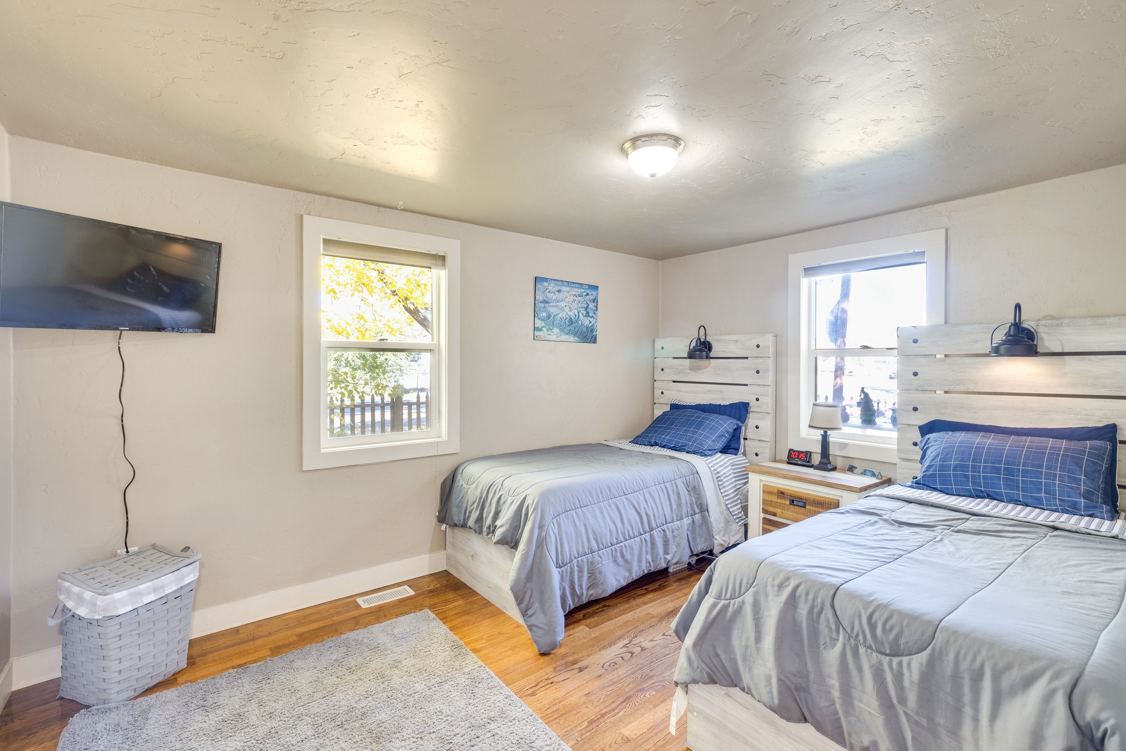 Bedroom 2 | 2 Twin Beds | Smart TV