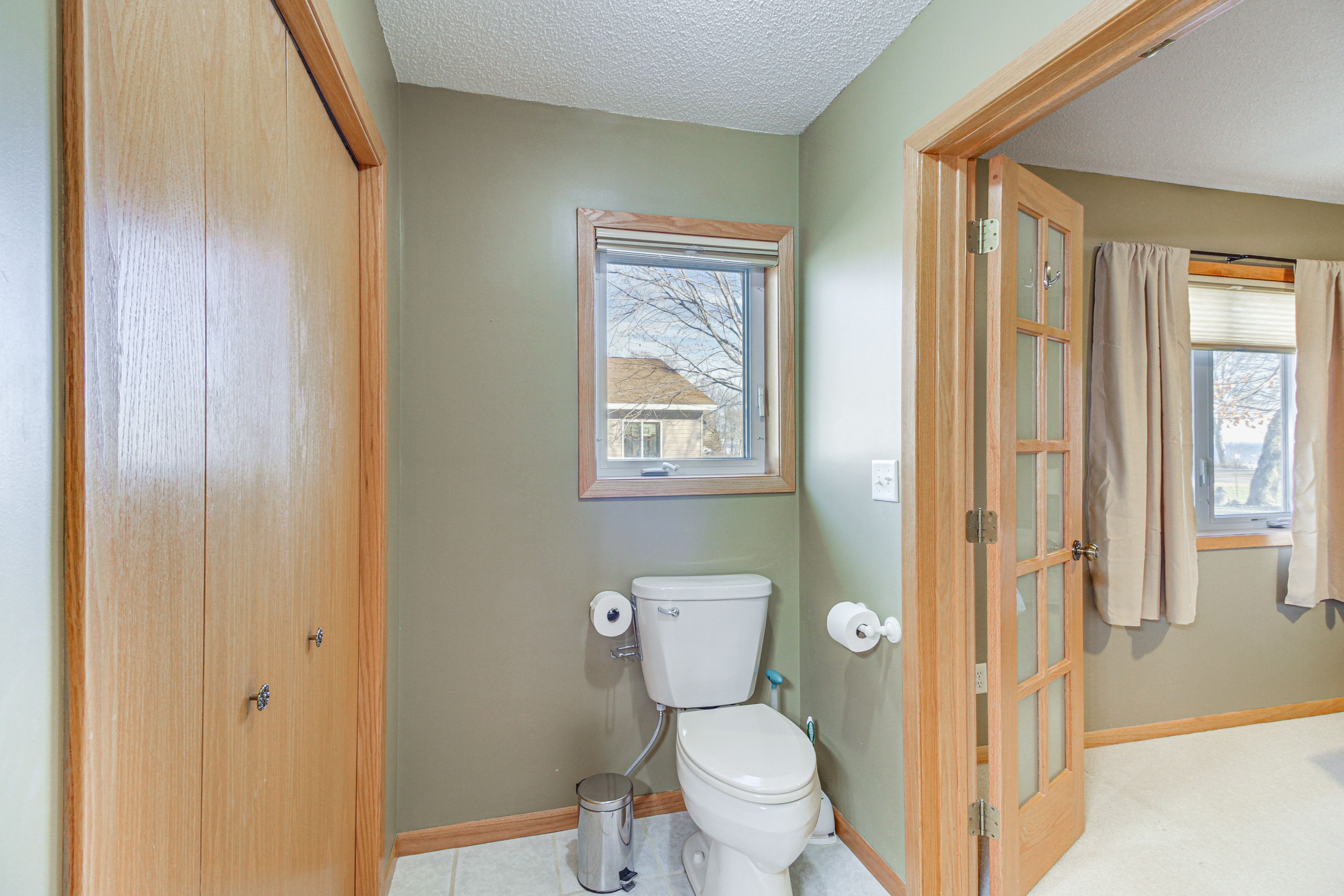 Full Bathroom | Towels Provided