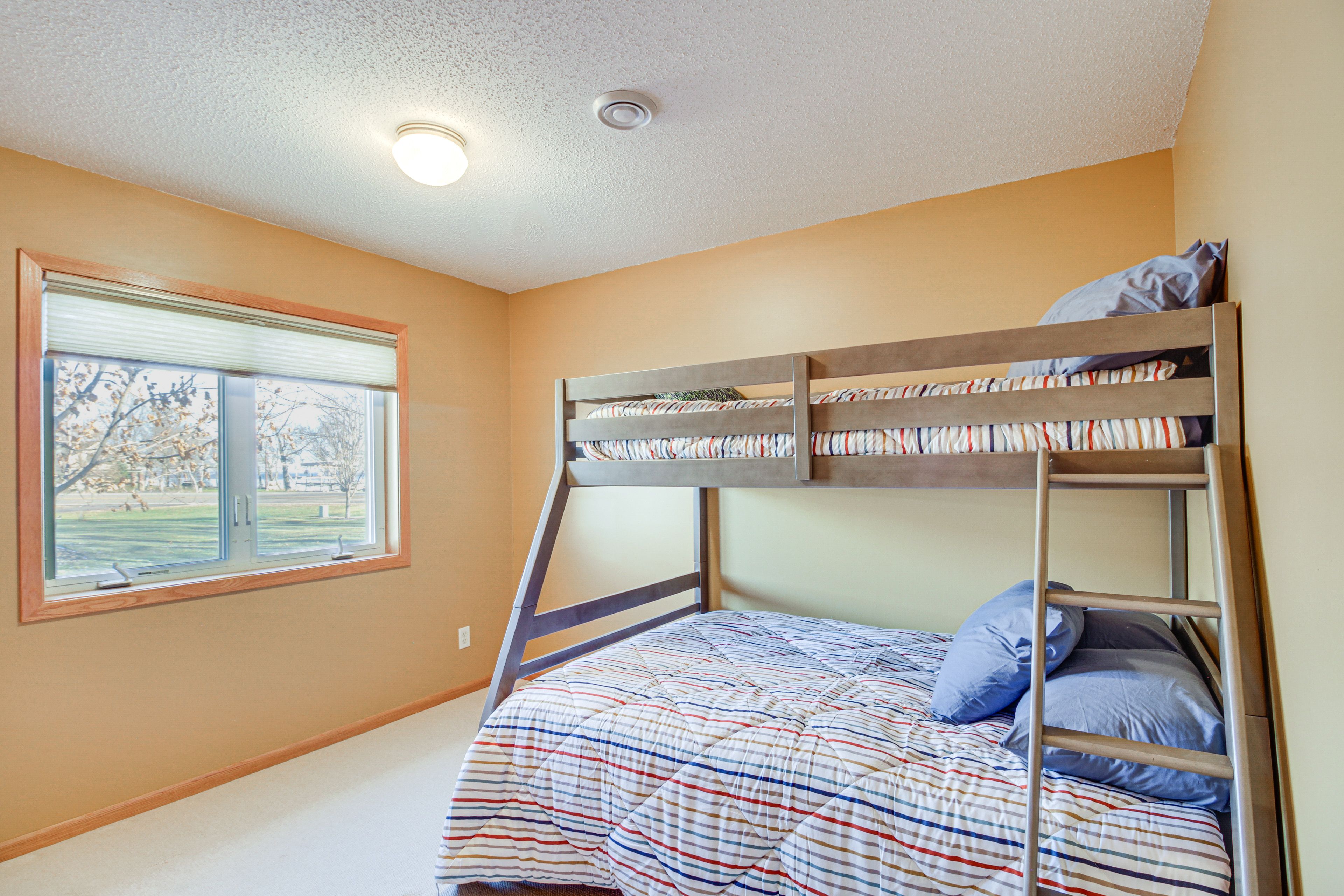 Bedroom 3 | Twin/Full Bunk Bed
