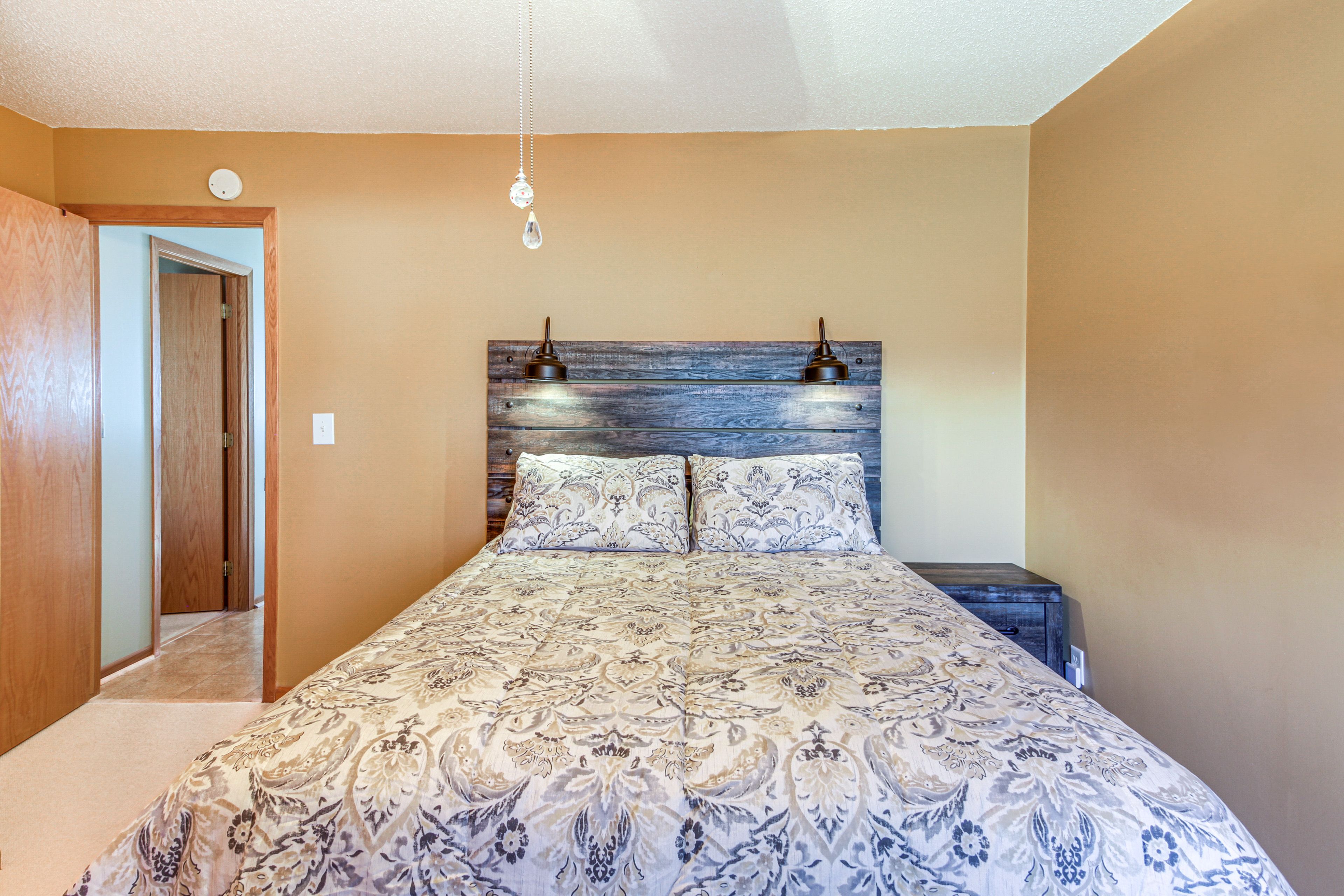 Bedroom 2 | Queen Bed