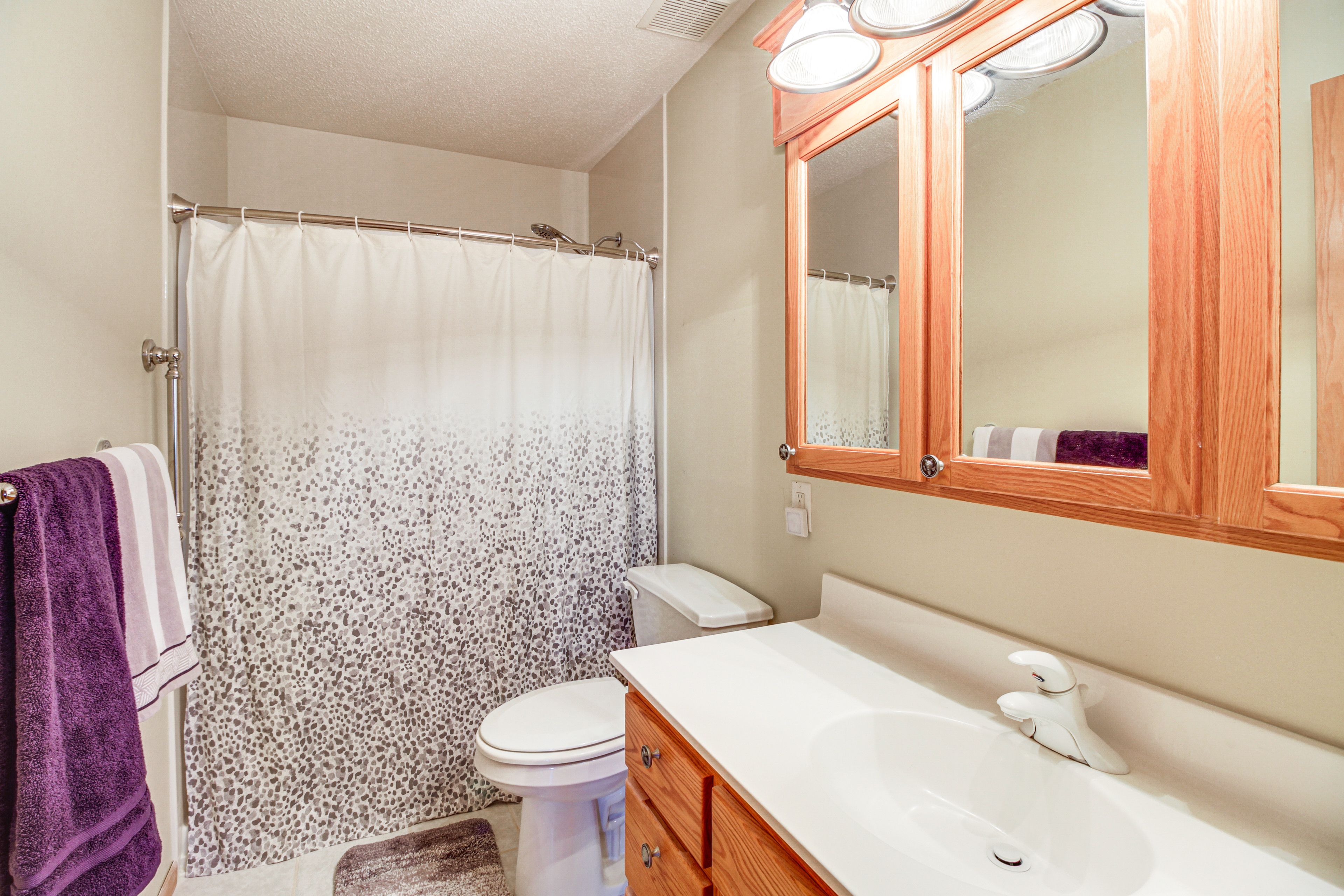 Full Bathroom | Towels Provided | Complimentary Toiletries