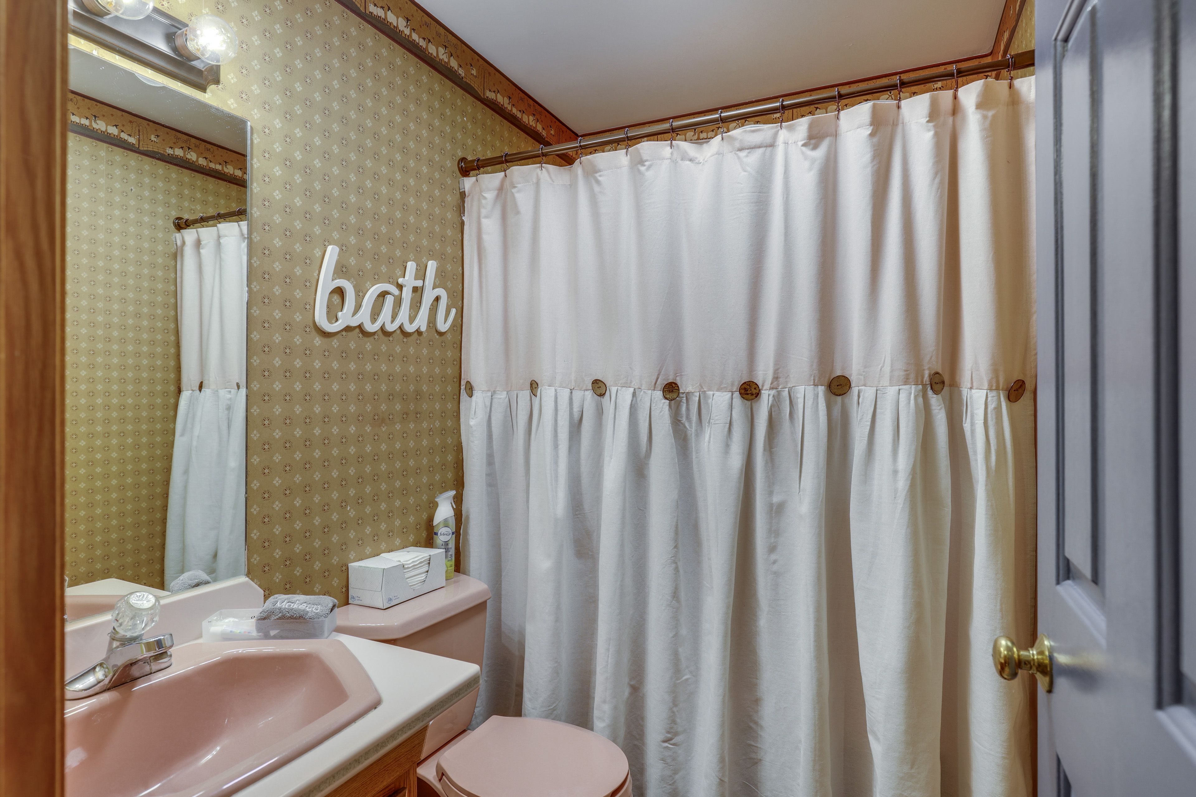 Full Bathroom | Complimentary Toiletries | 2nd Floor