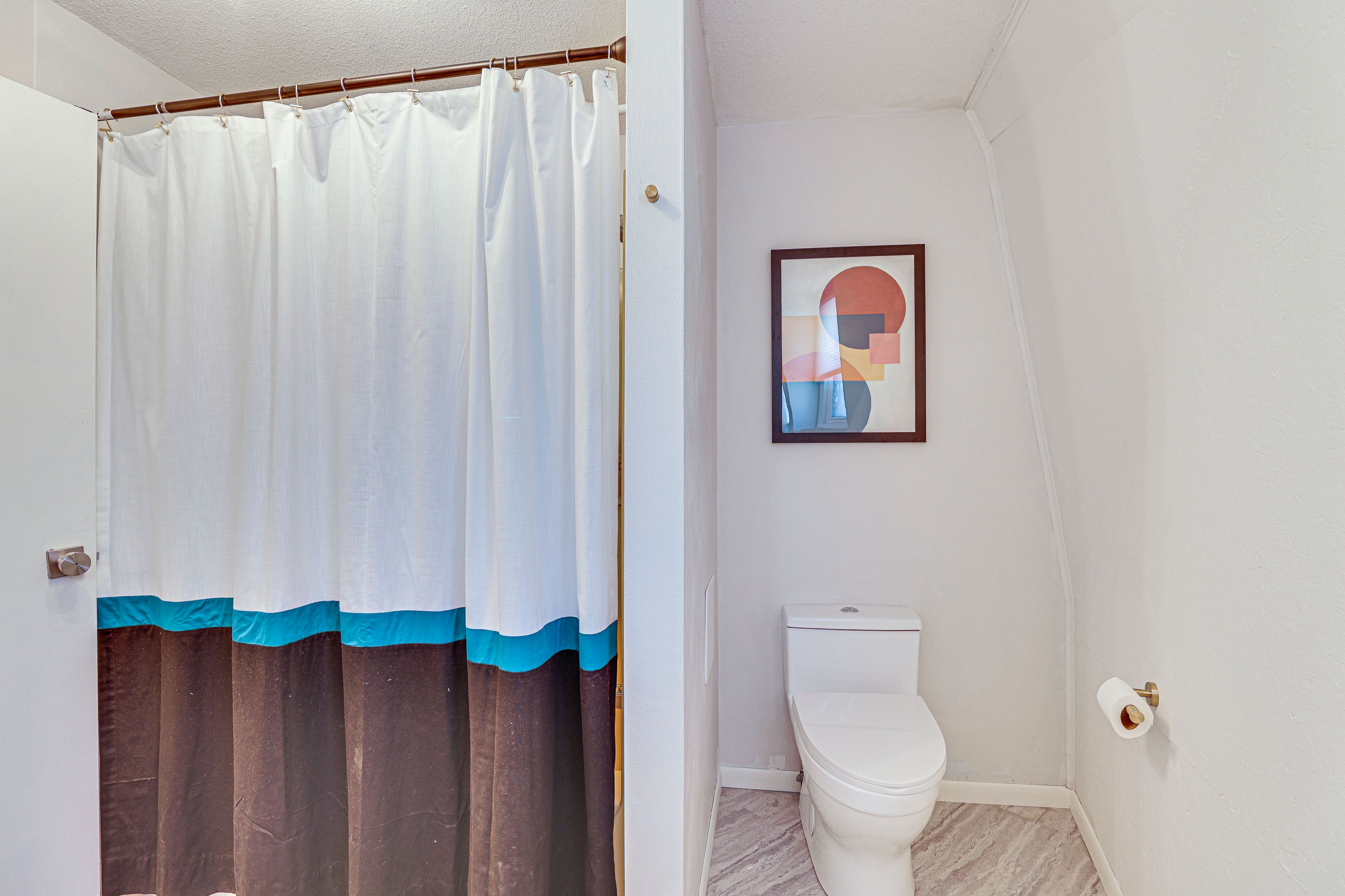 Full Bathroom | Complimentary Toiletries | Main Floor