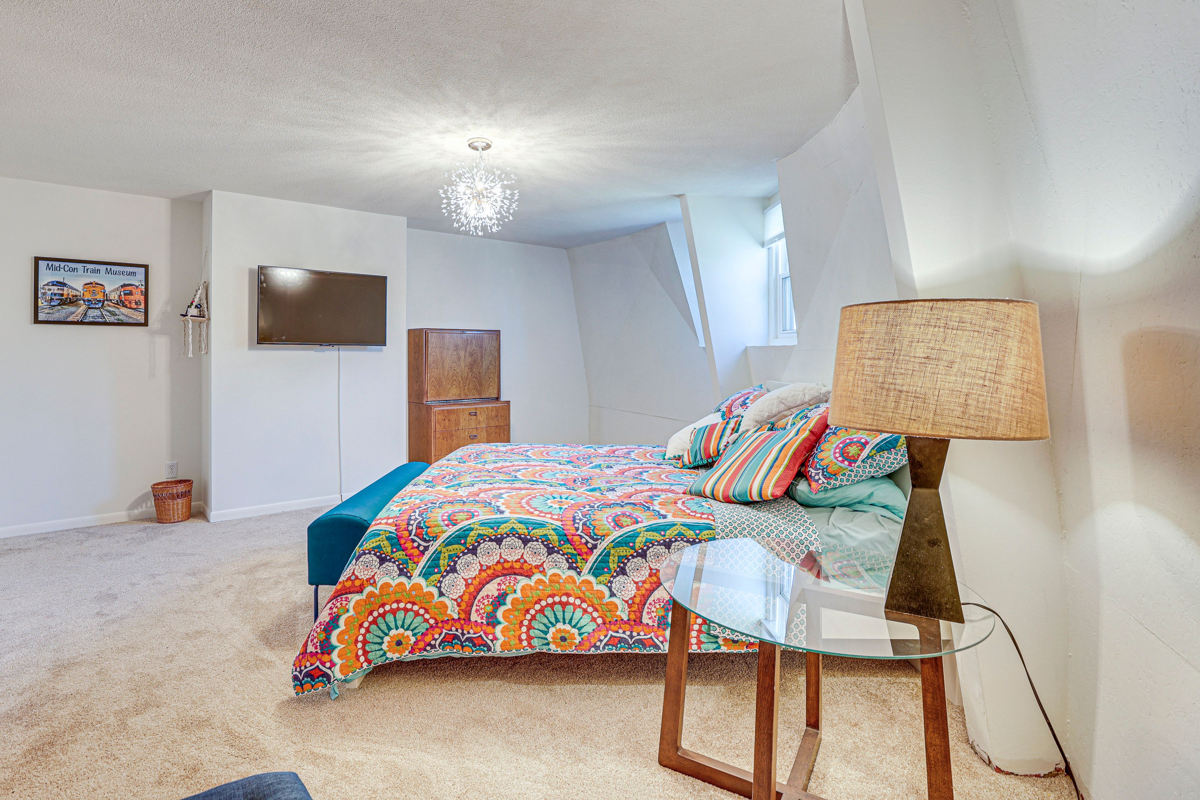 Bedroom 1 | King Bed | Smart TV | Main Floor