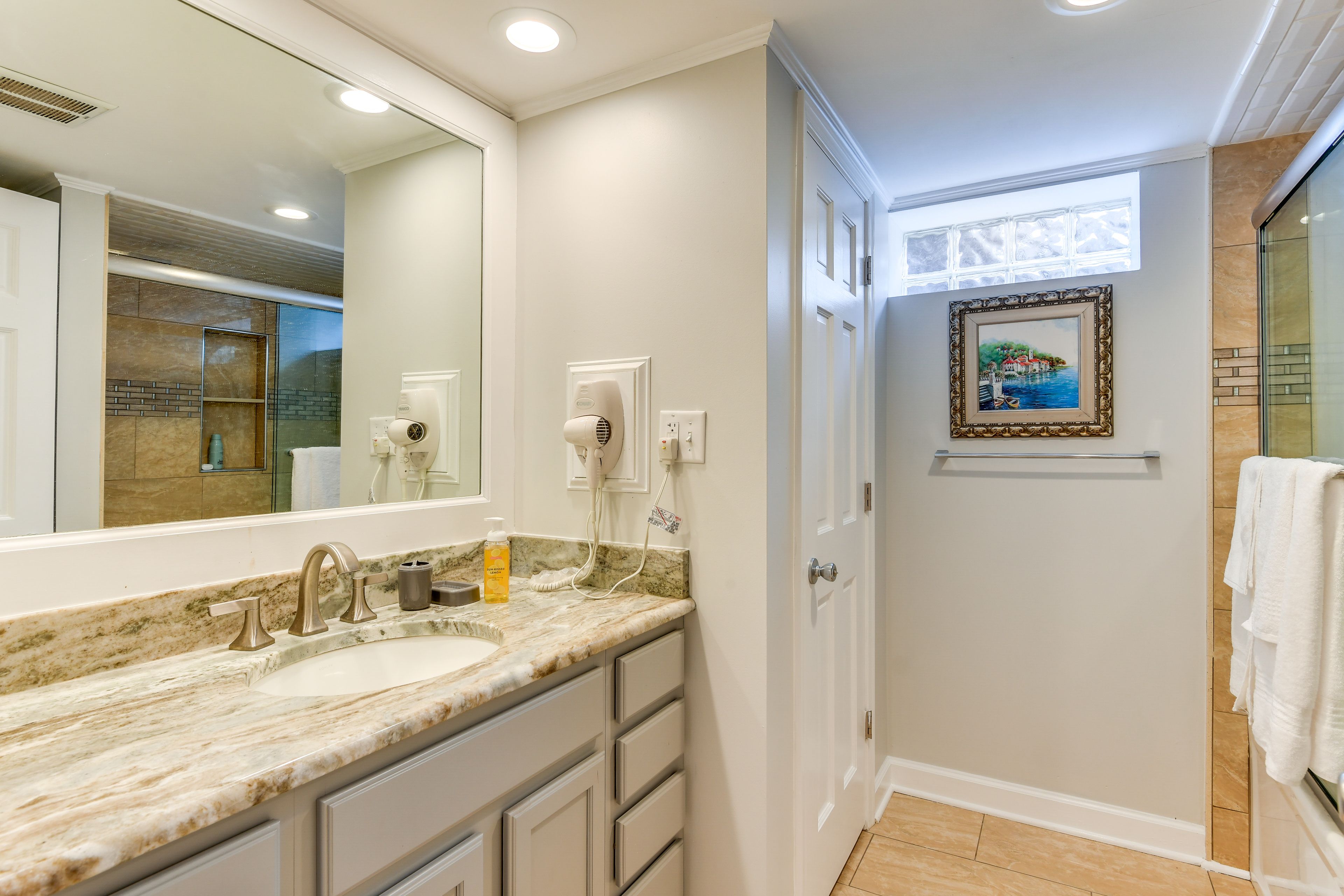 Full Bathroom | Shower | 1st Floor