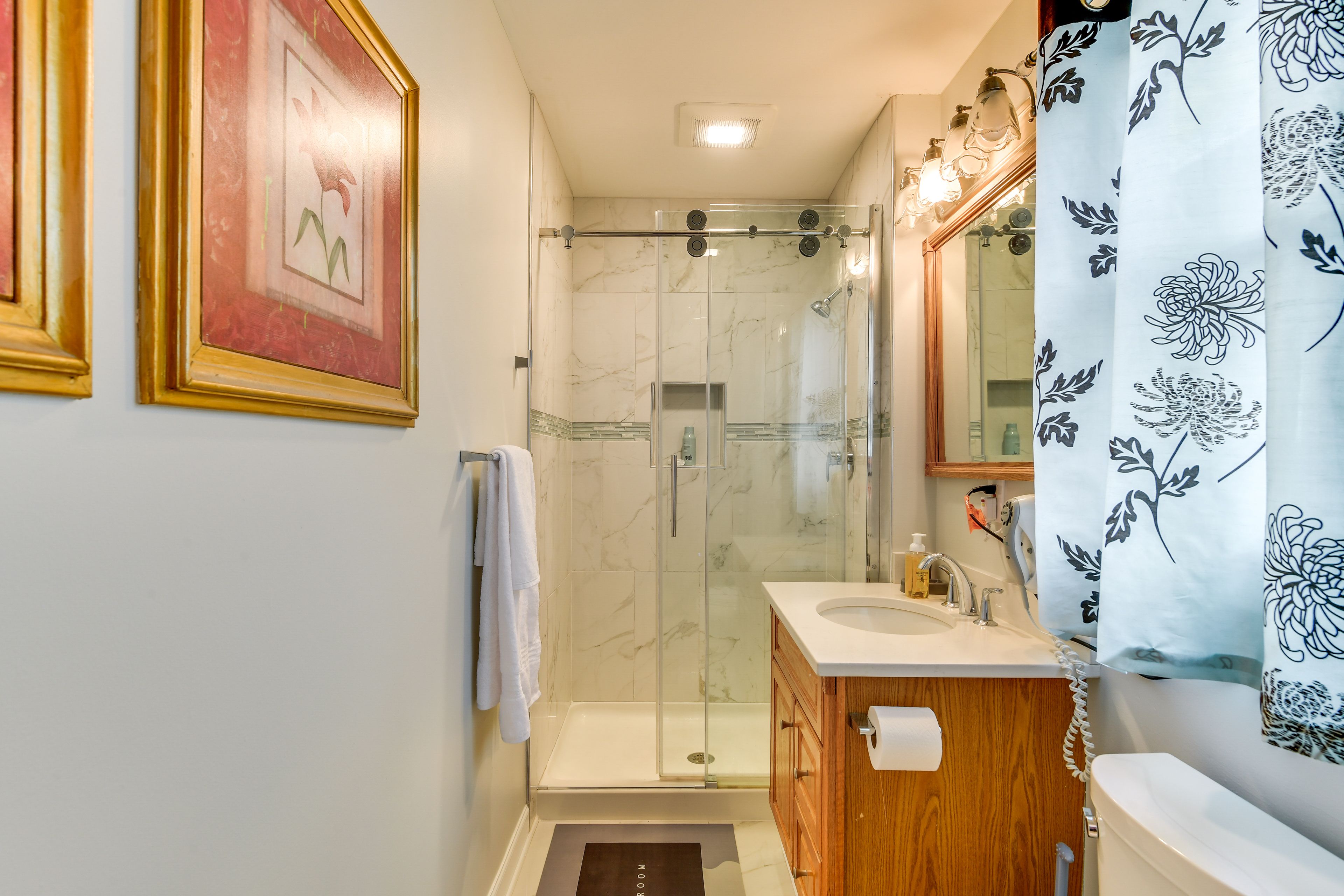 Full Bathroom | Towels Provided | 2nd Floor