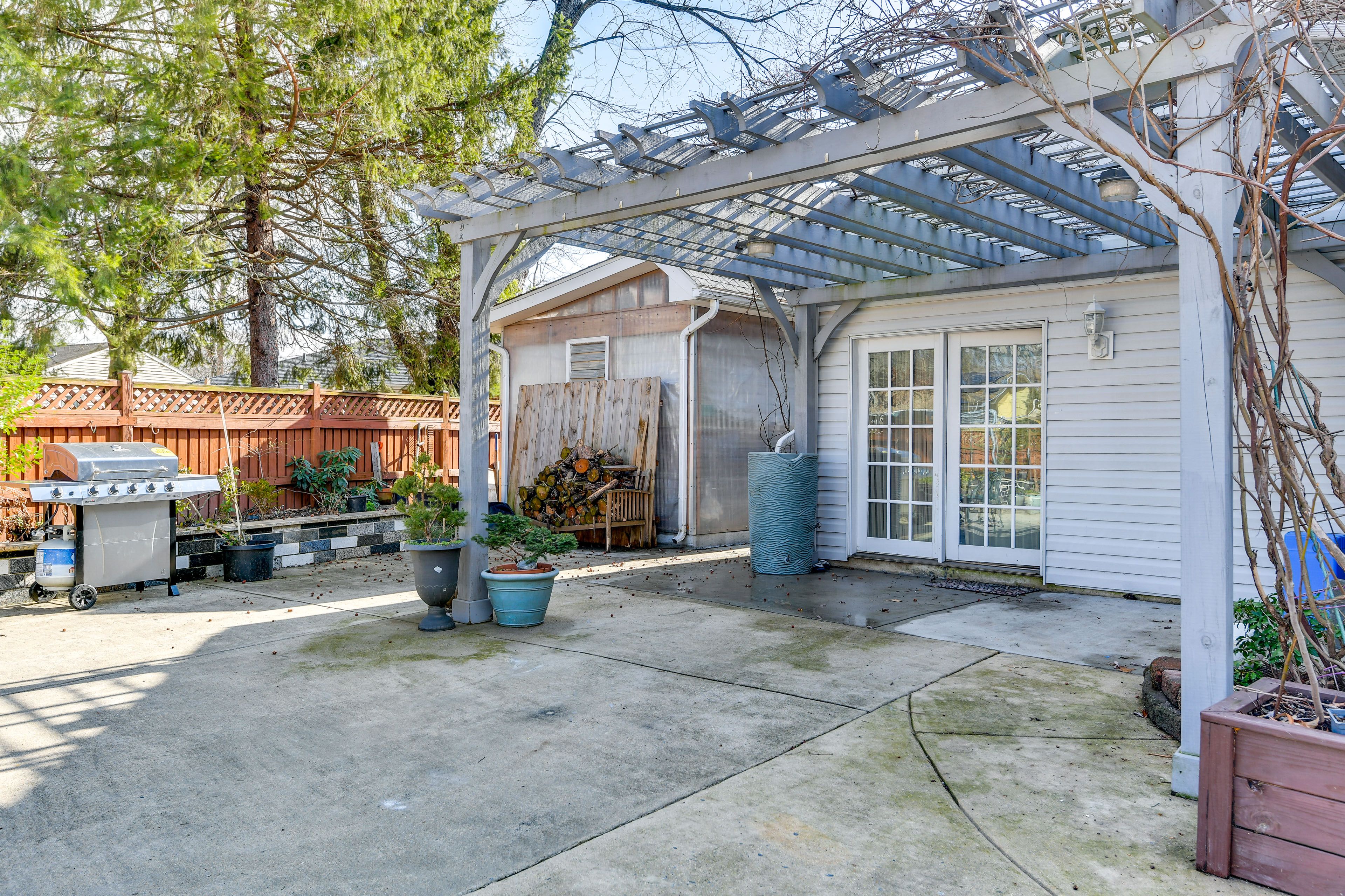 Patio | Gas Grill | Fire Pit | Picnic Tables | Garden