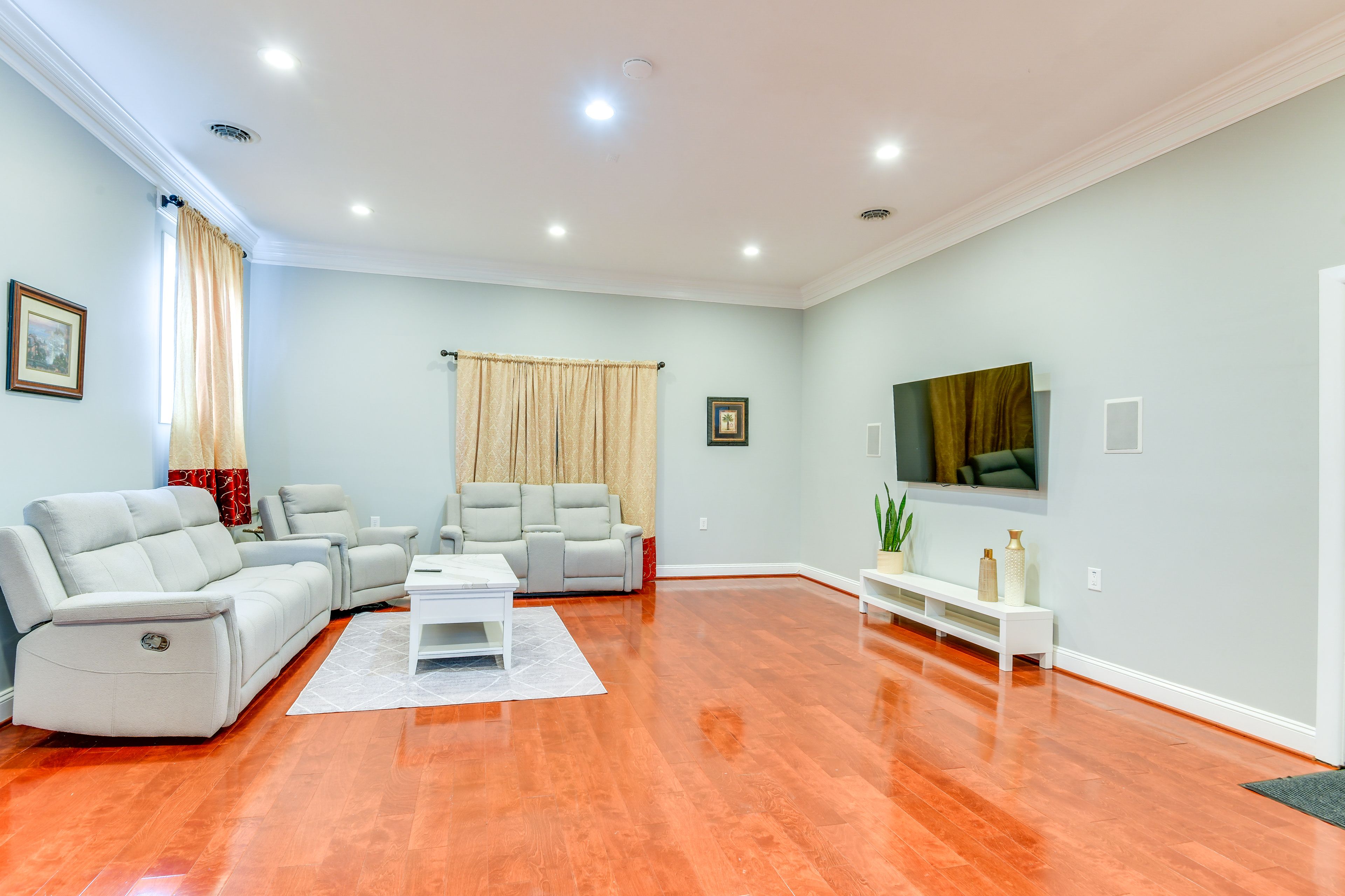 Living Room | Flat-Screen TV | 2nd Floor