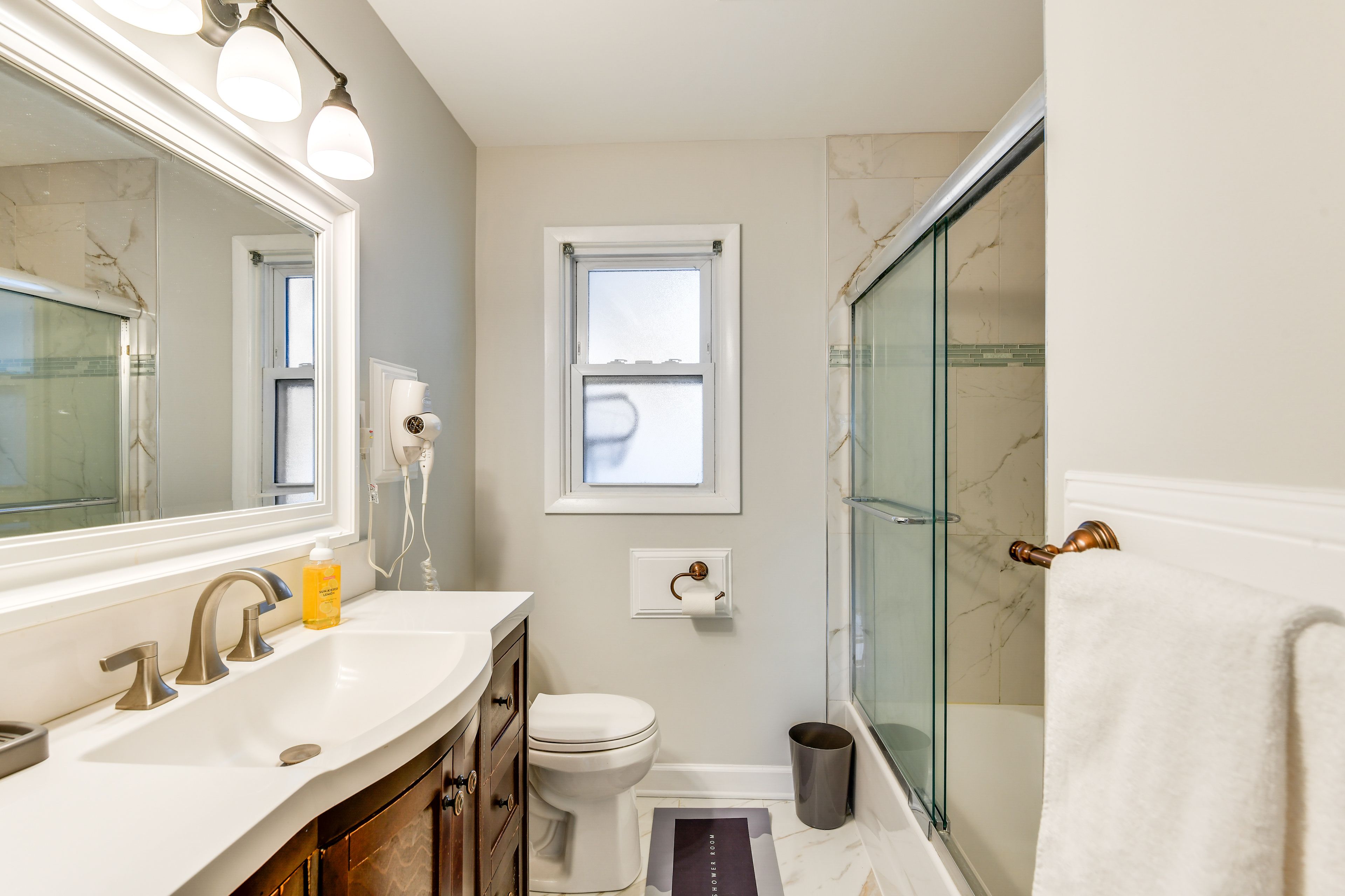 Full Bathroom | Complimentary Toiletries | 2nd Floor