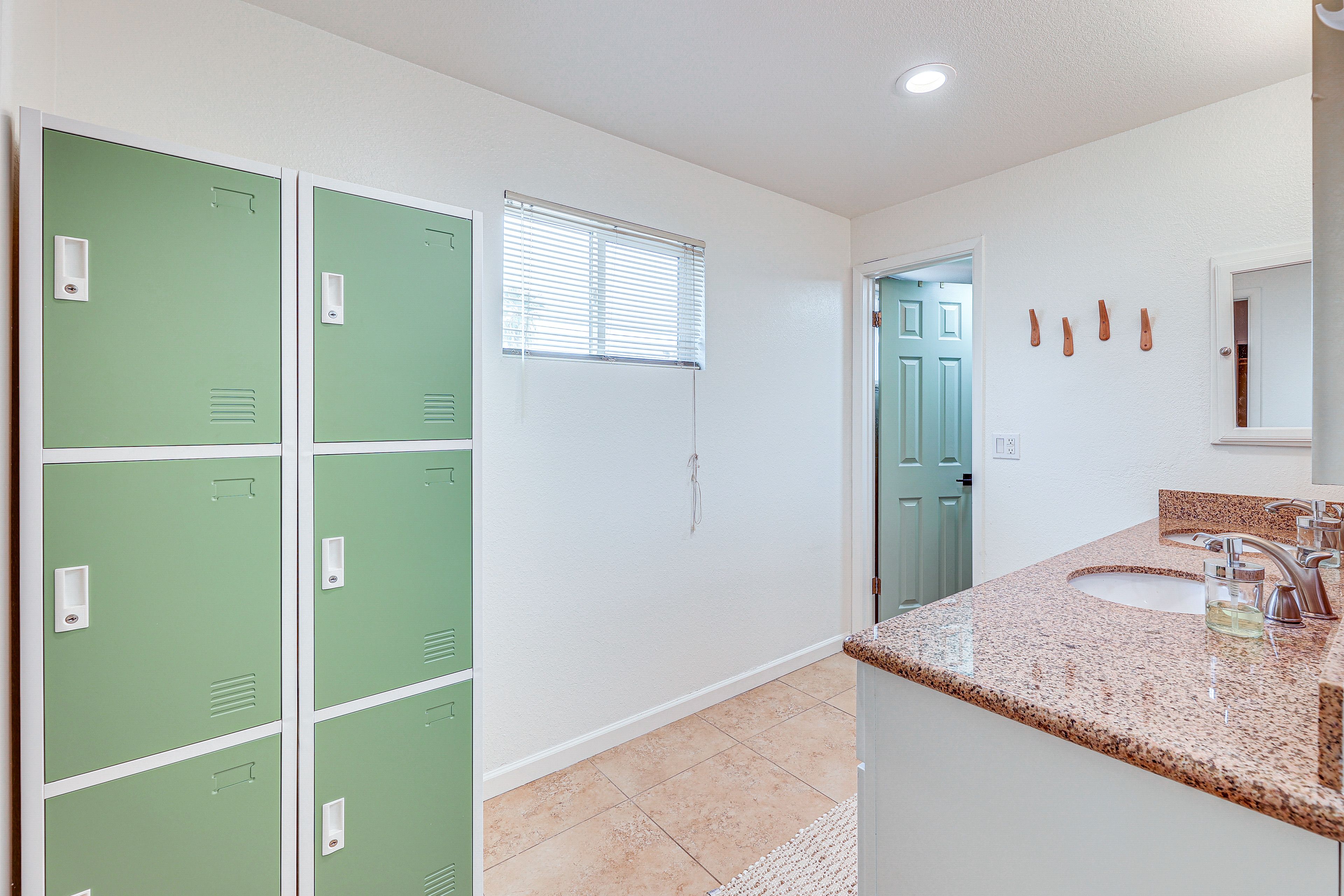 Full Bathroom | Towels Provided | Complimentary Toiletries