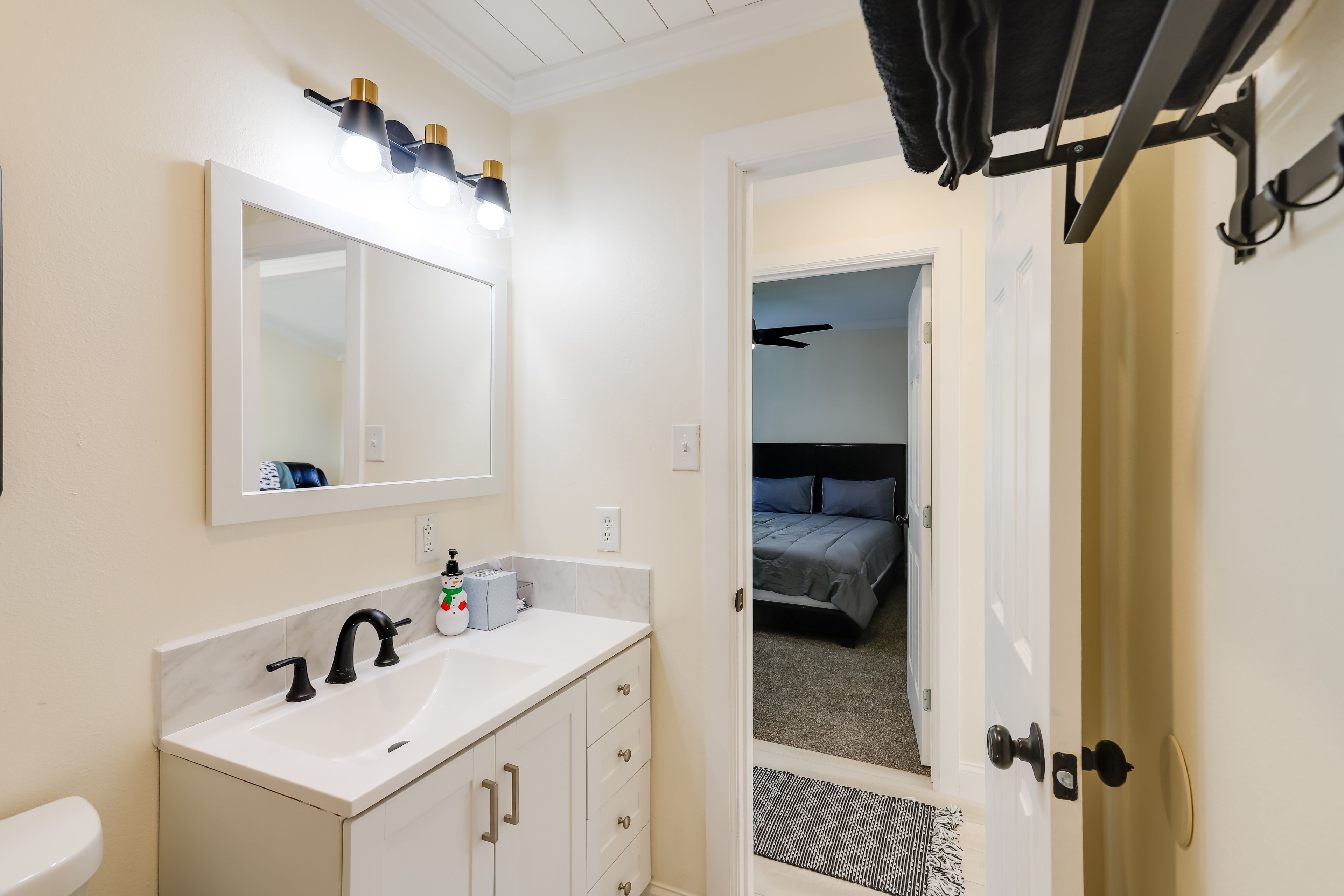 Full Bathroom | Complimentary Toiletries