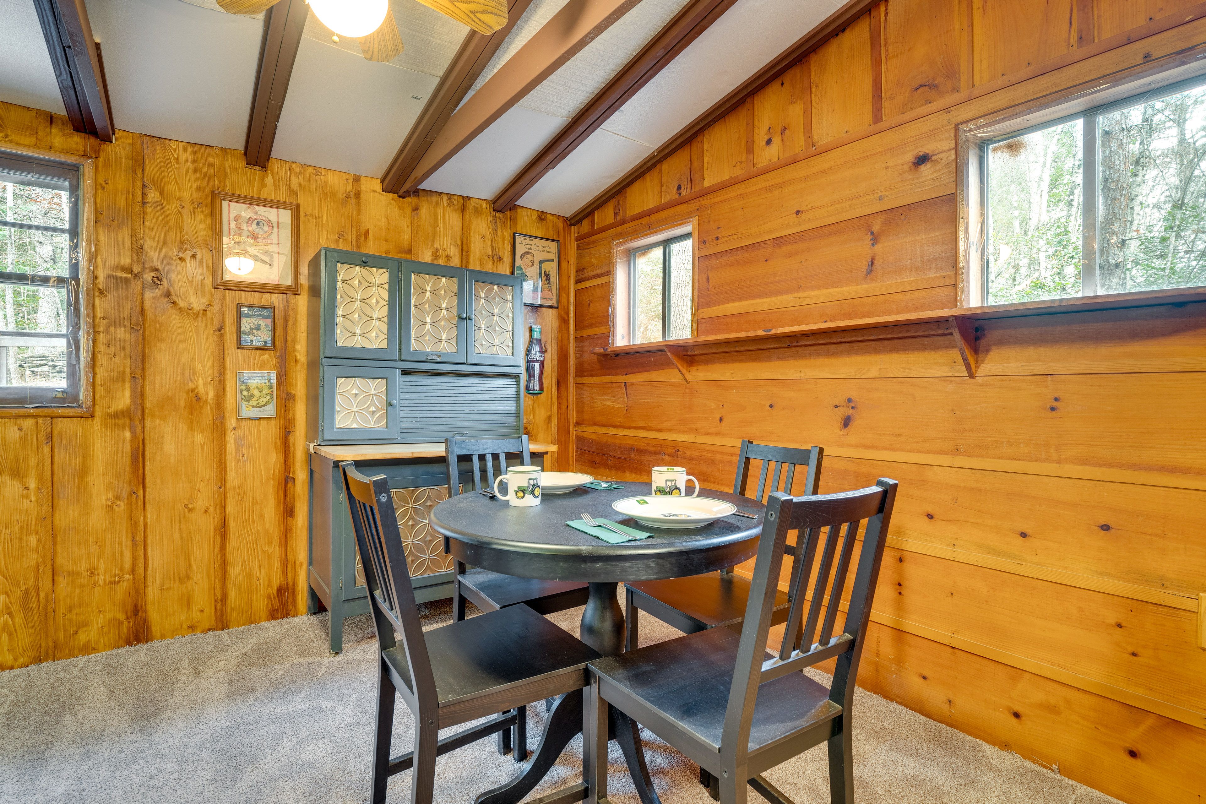 Dining Area | Dishware/Flatware Provided