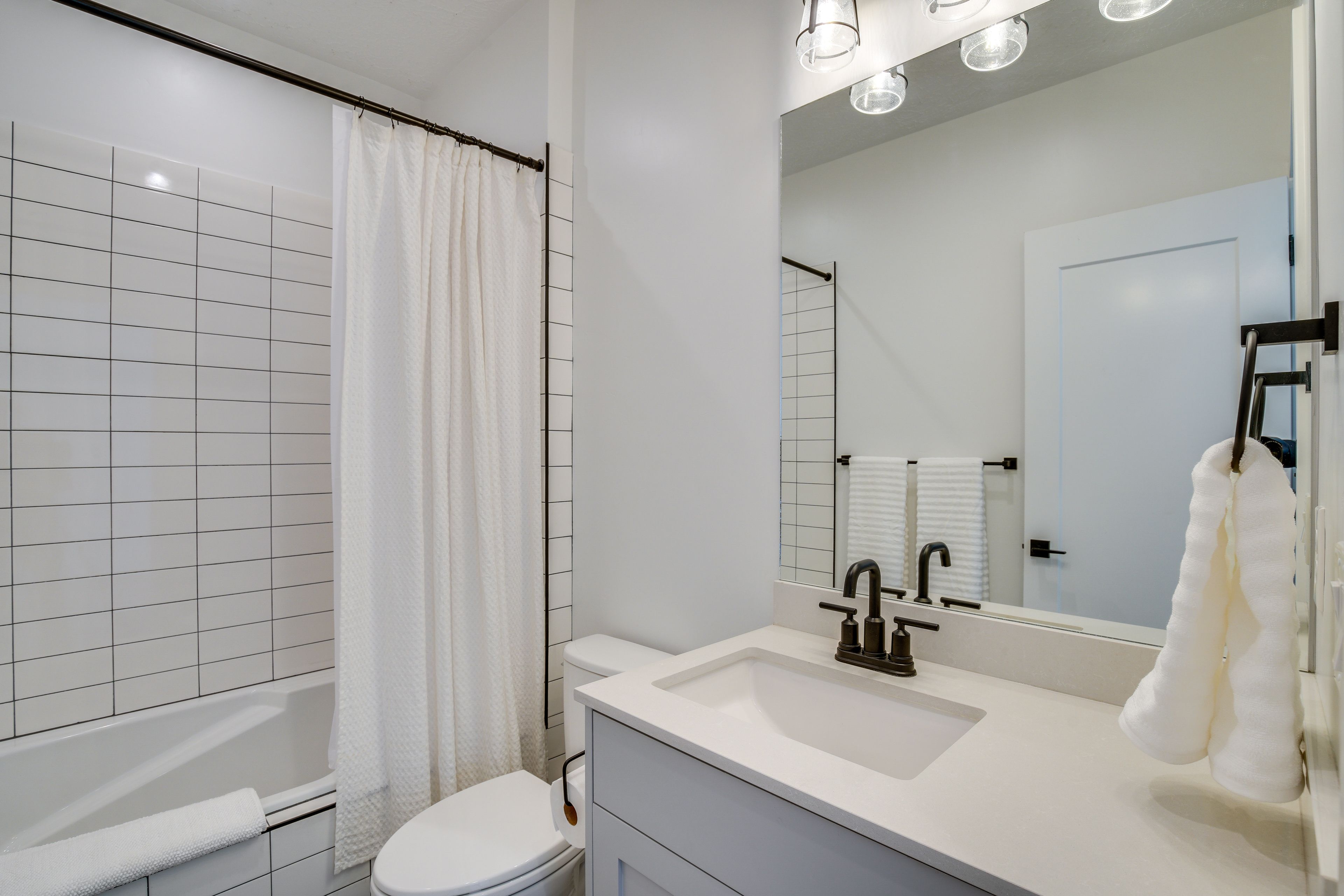 Full Bathroom | Complimentary Toiletries