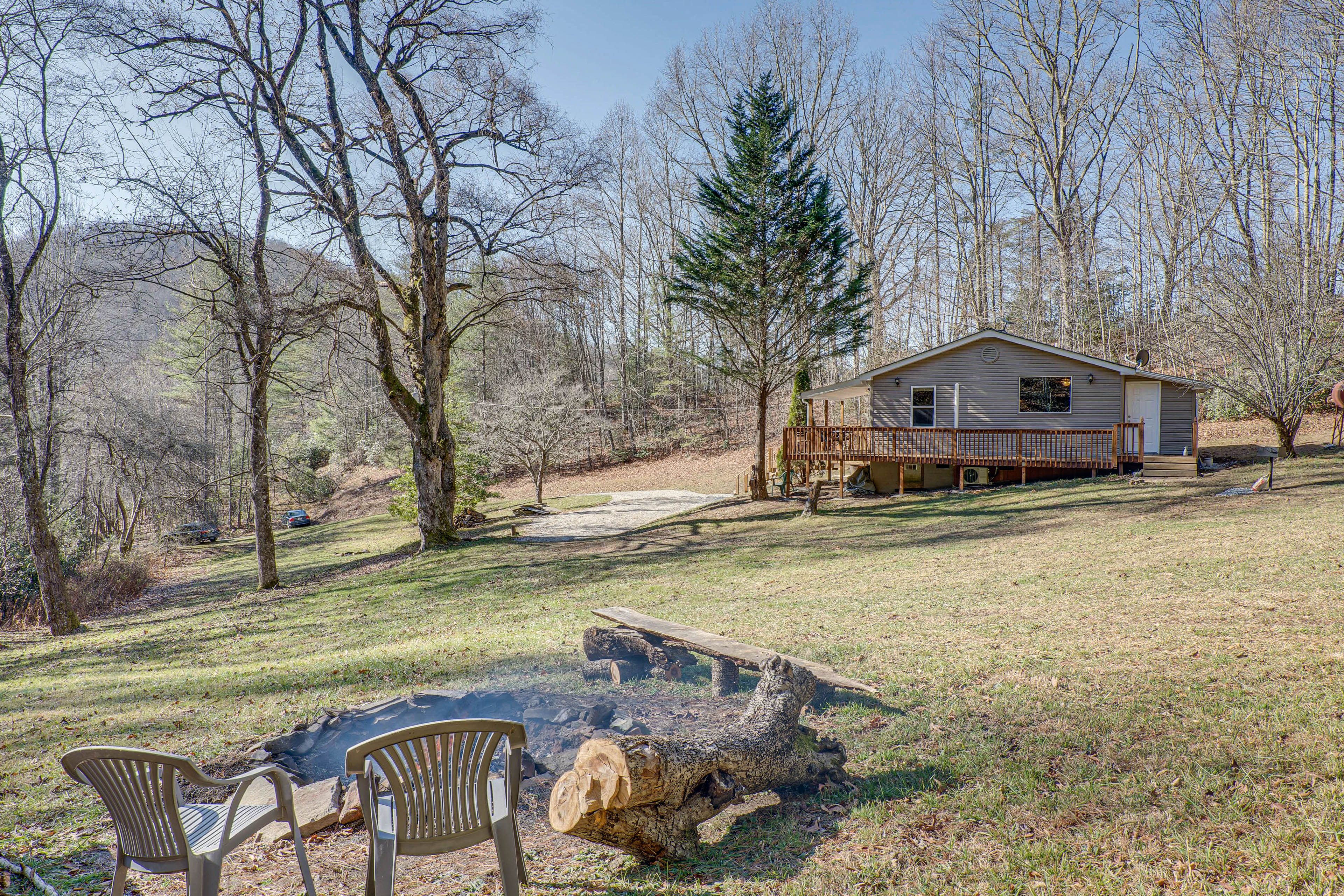 Topton Vacation Rental | 2BR | 1BA | Stairs to Enter | 725 Sq Ft
