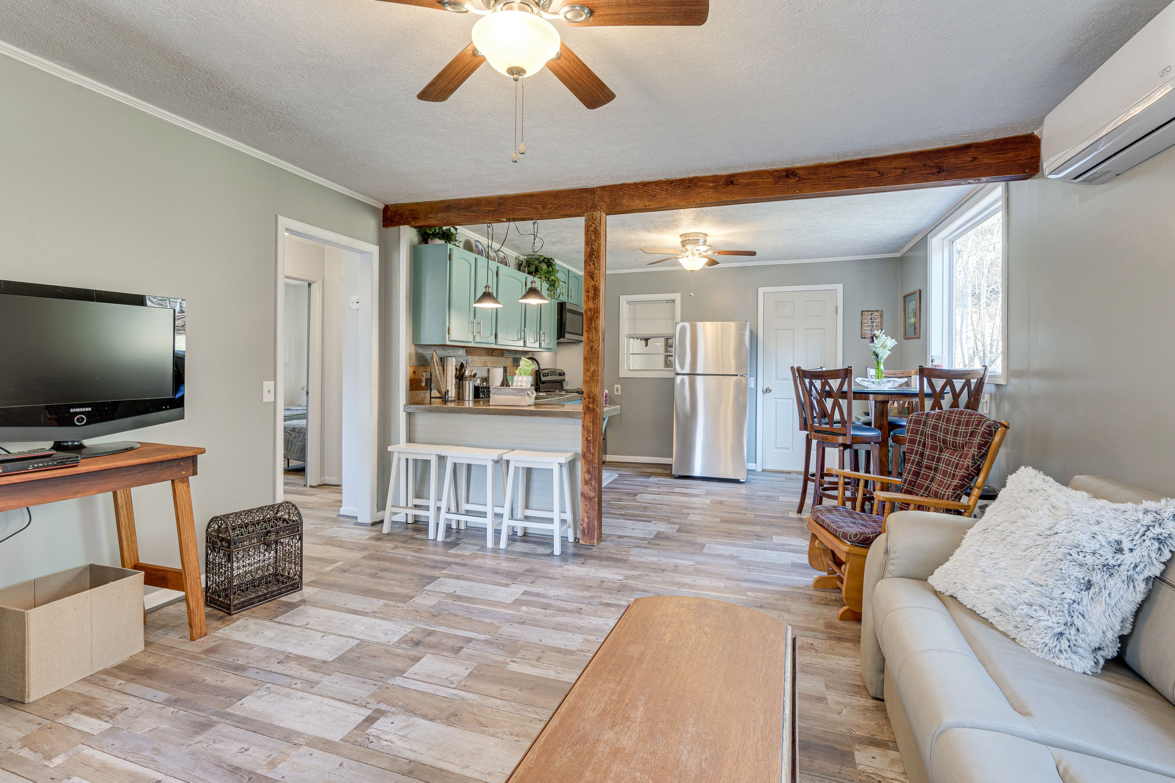 Living Space | Free WiFi | Flat-Screen TV w/ Cable