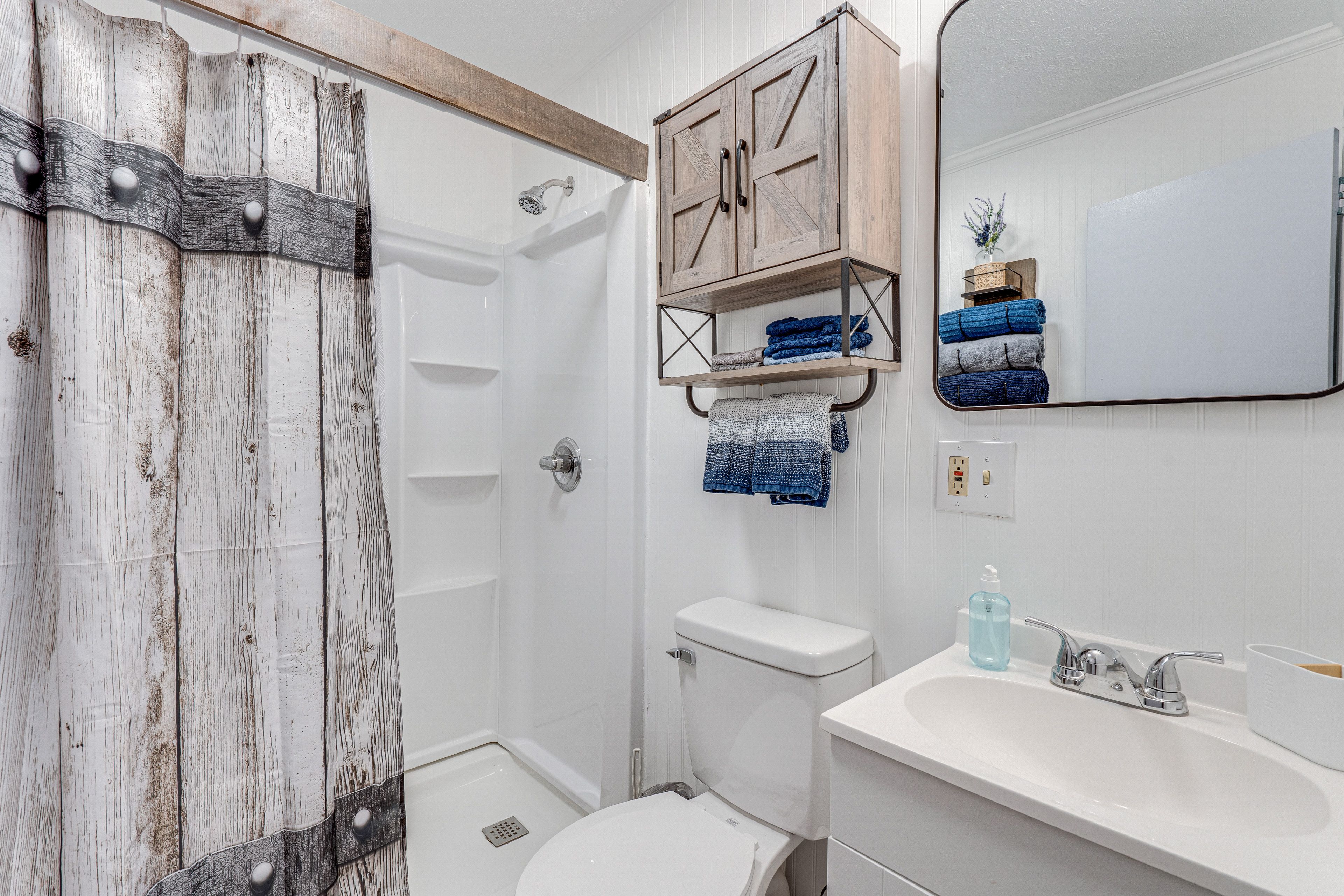 Full Bathroom | Towels Provided | Complimentary Toiletries