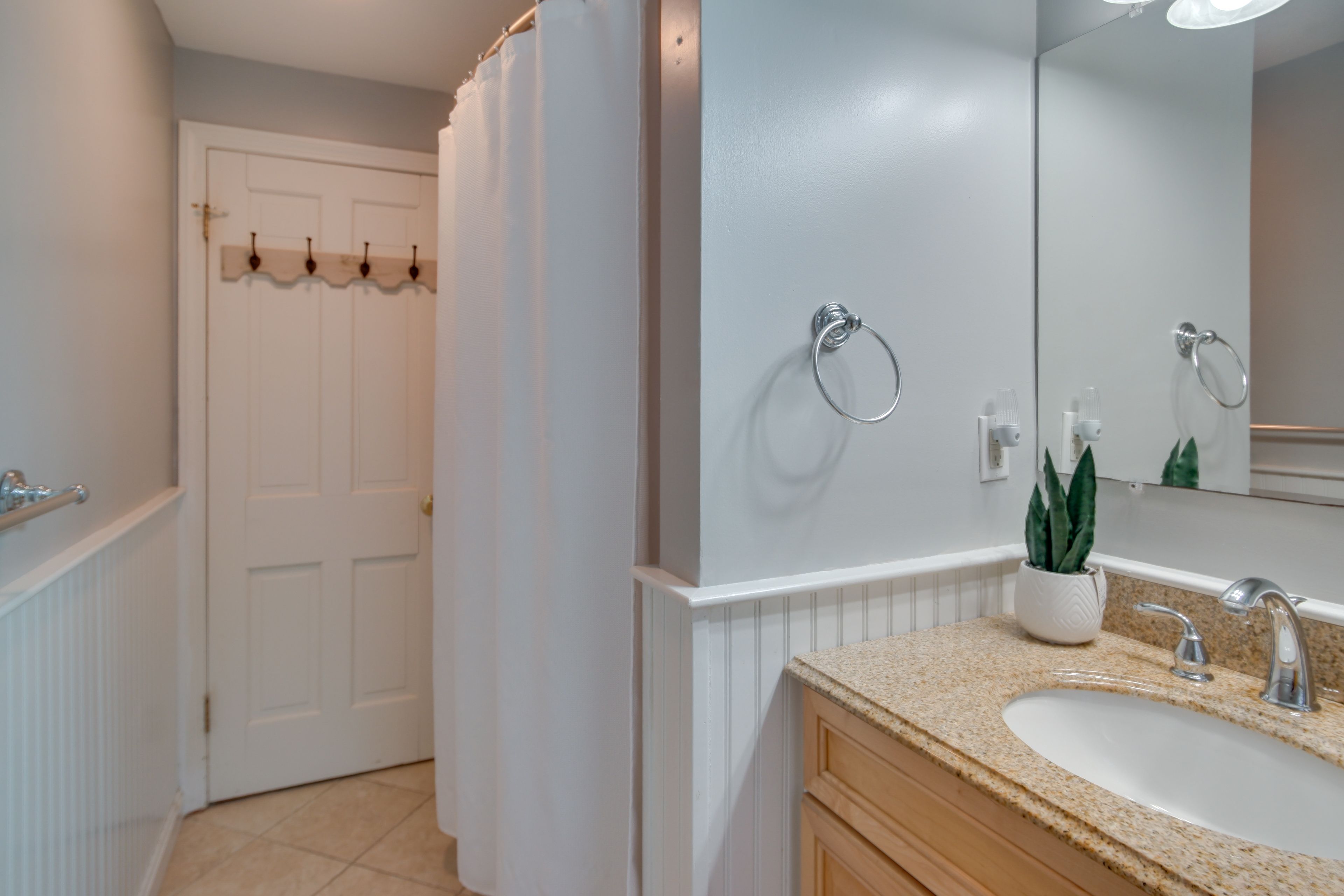 Full Bathroom | Main Floor | Complimentary Toiletries | Hair Dryer