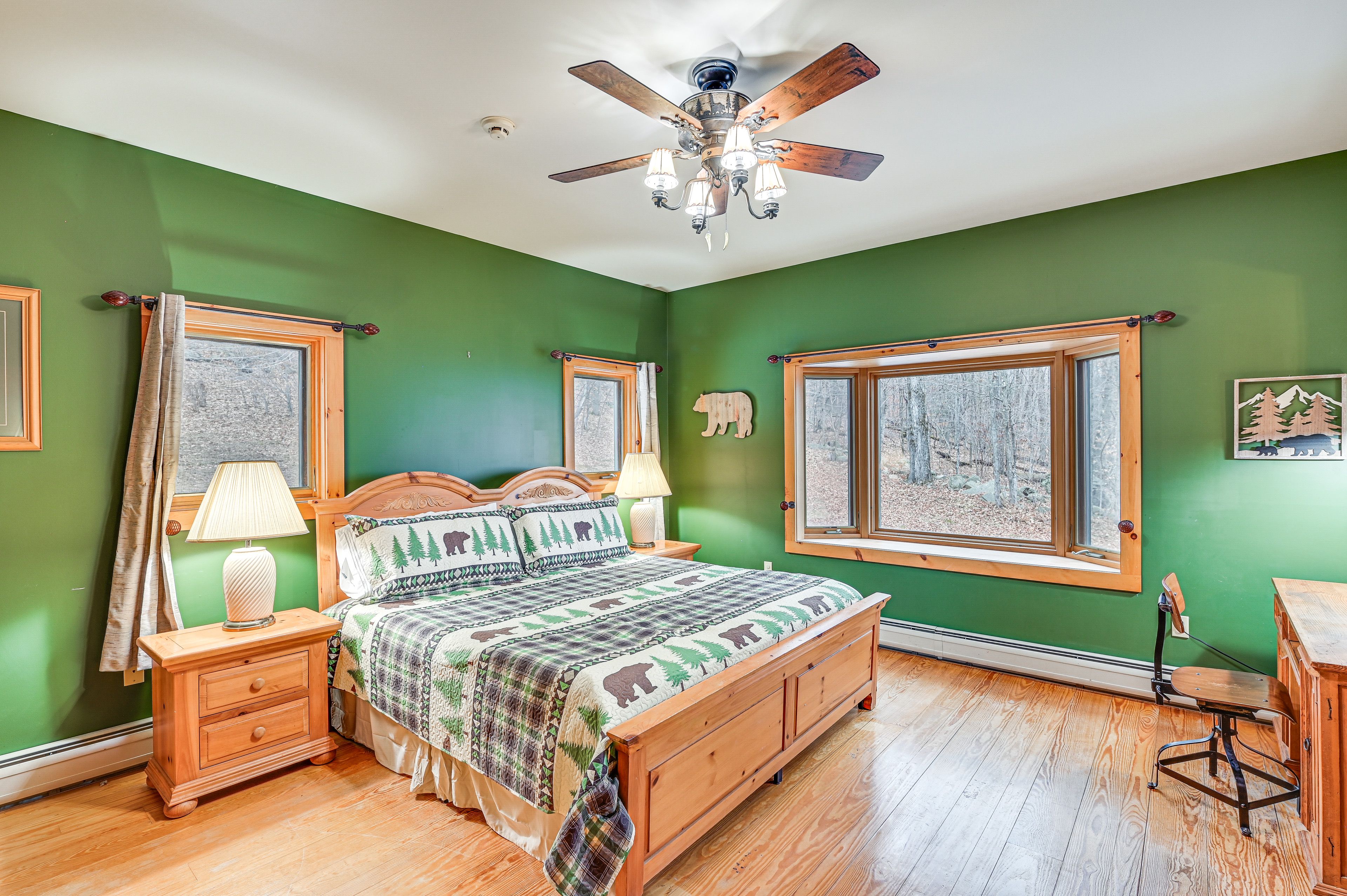Bedroom 1 | King Bed | Pack 'n Play | 1st Floor | En-Suite Bathroom