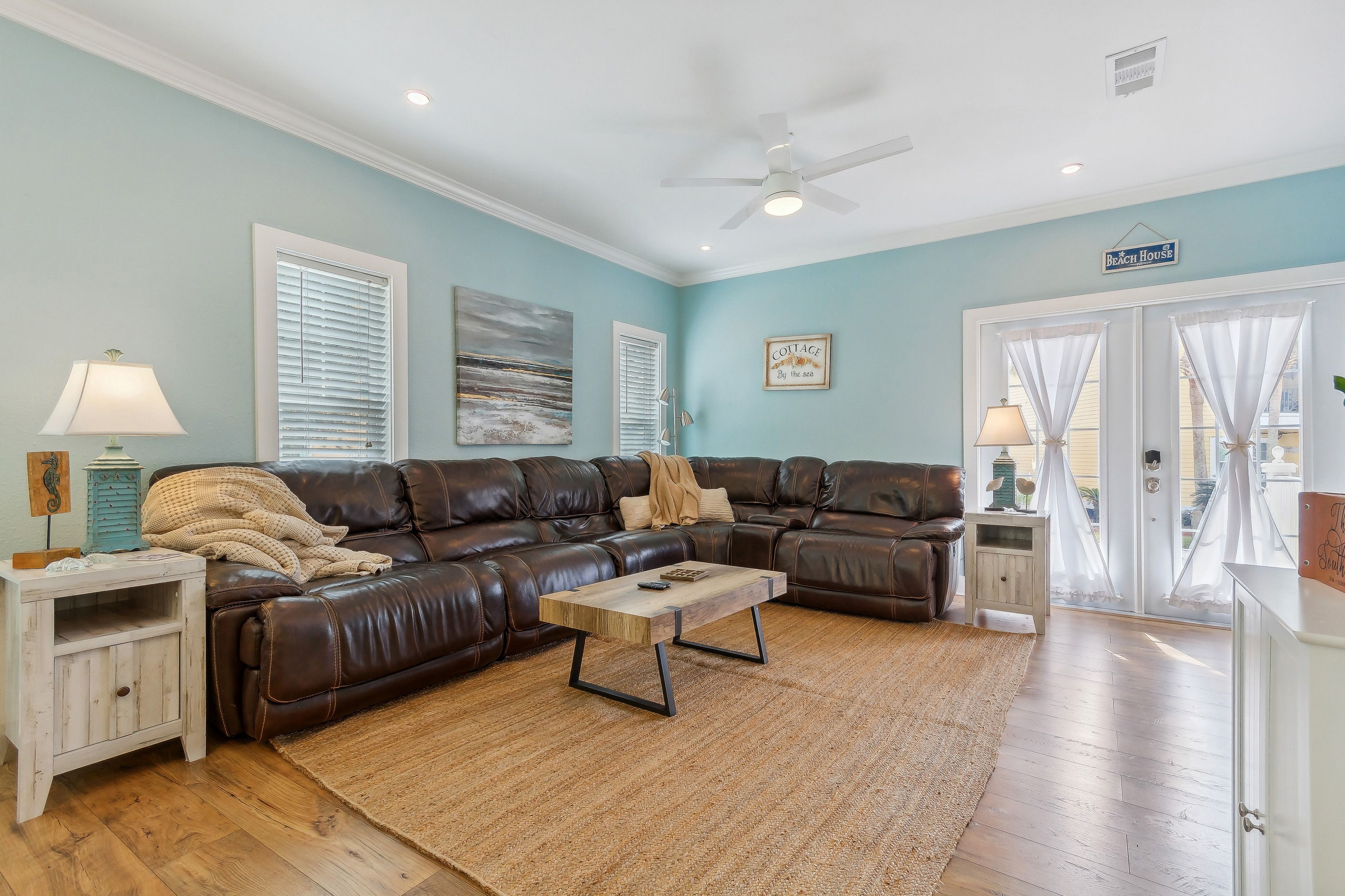 Living Room | 1st Floor | Smart TV | Central Air Conditioning | Free WiFi
