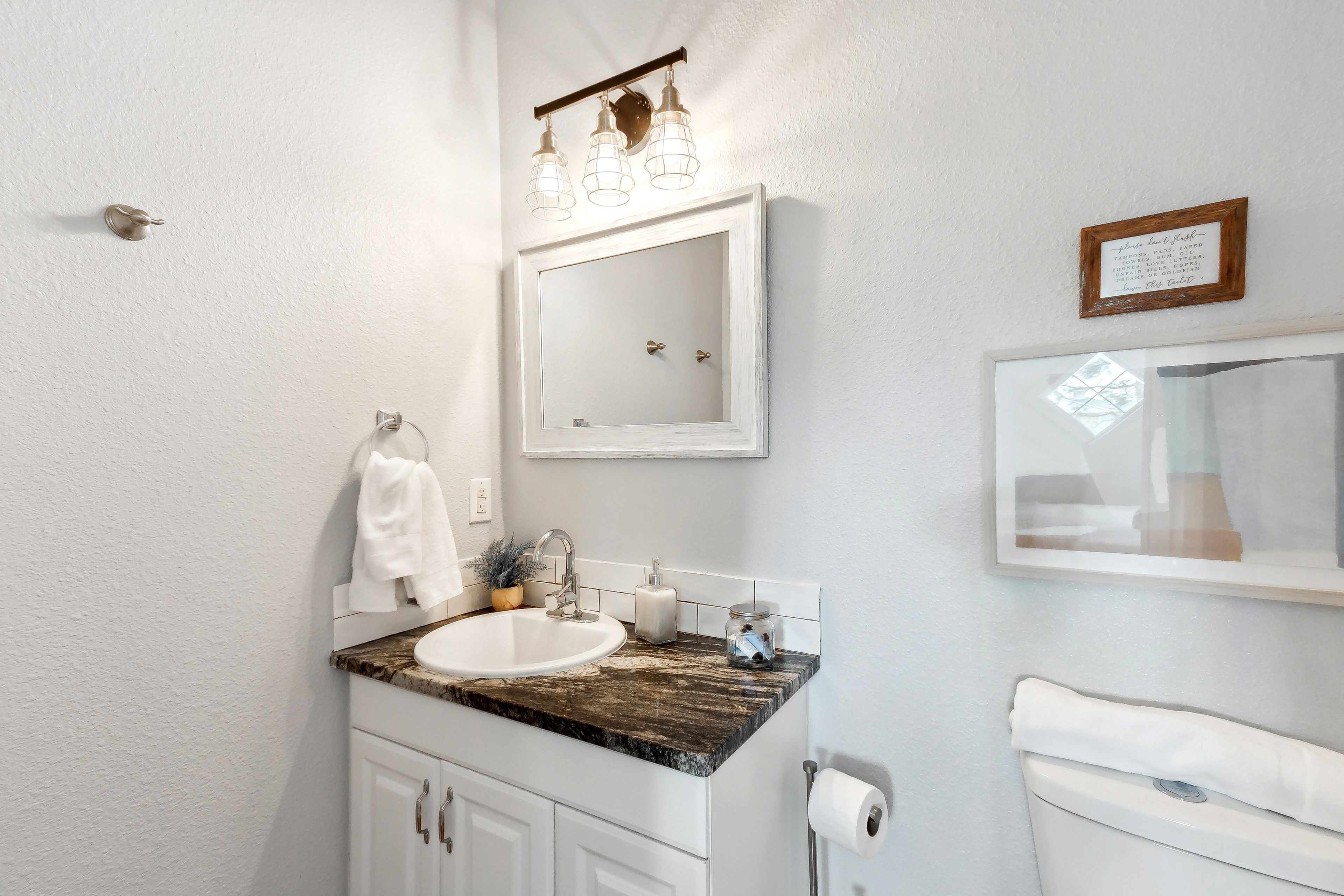 Full Bathroom | 2nd Floor | Towels Provided