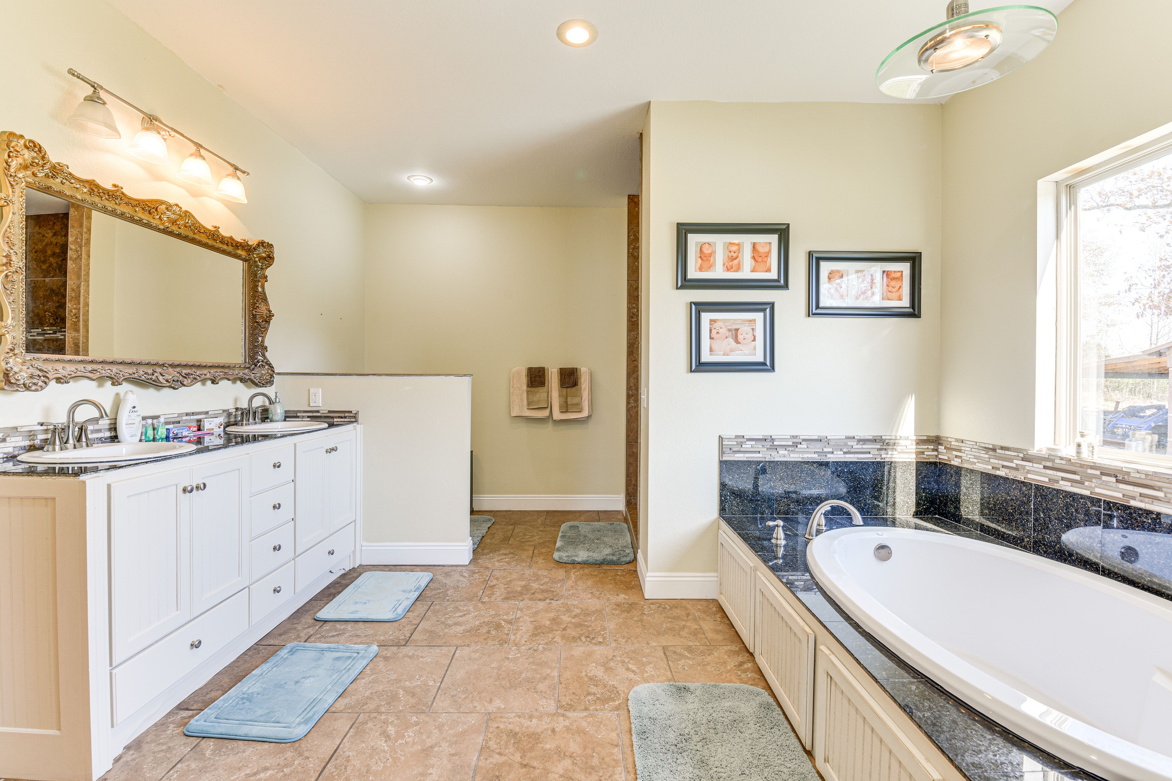 En-Suite Bathroom | Walk-In Shower | Bathtub