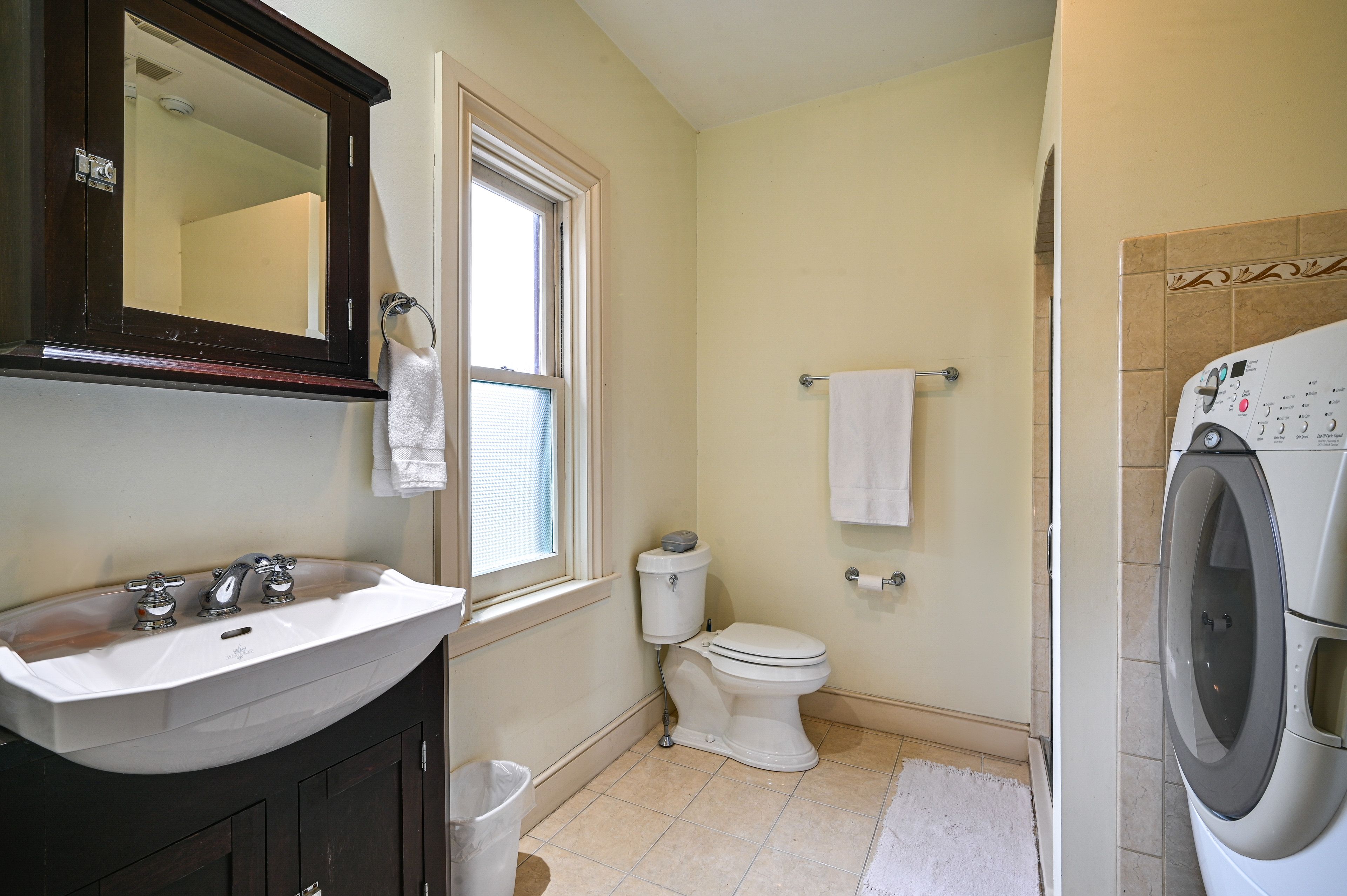 Full Bathroom | 2nd Floor | Washer & Dryer