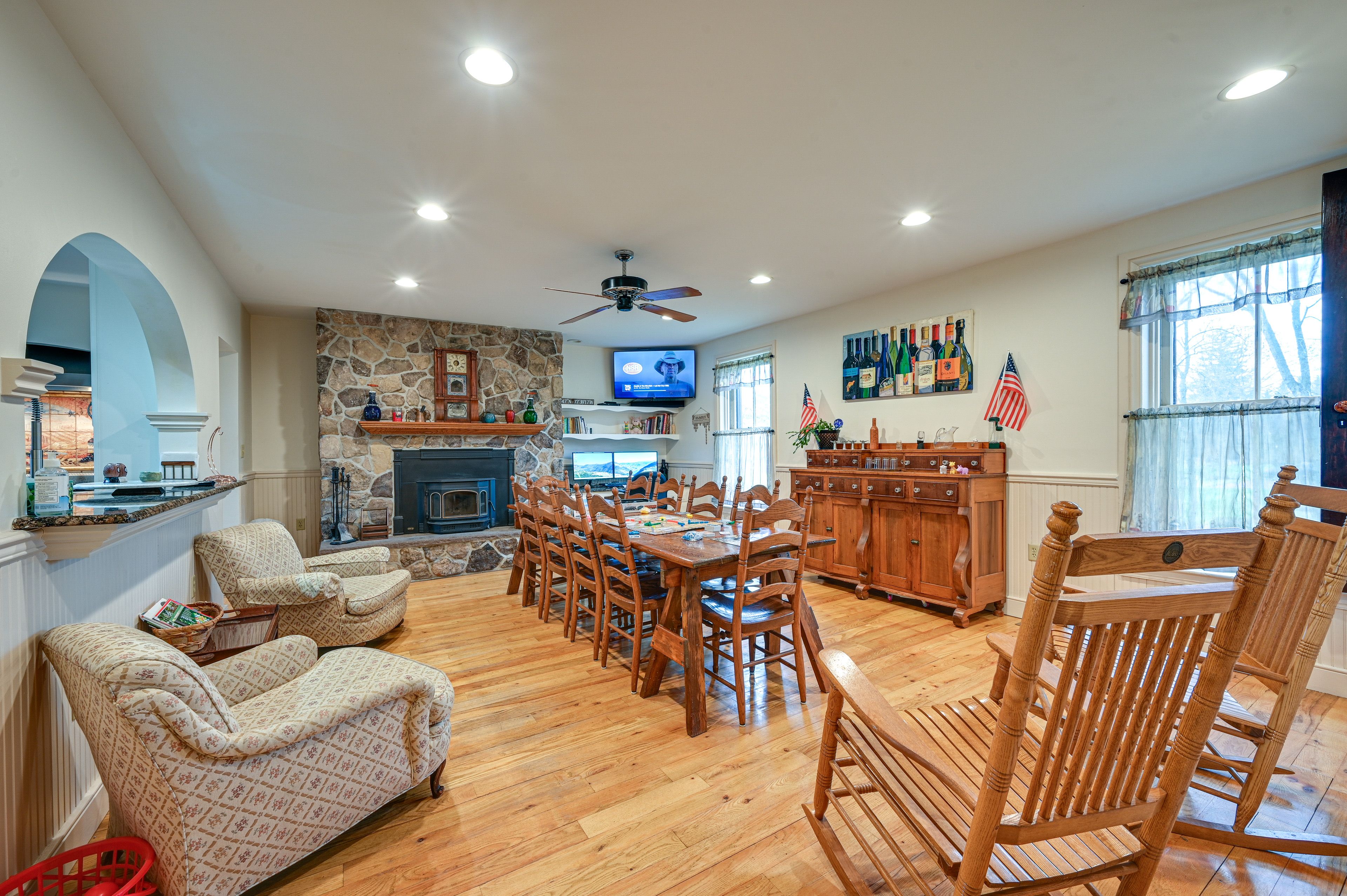 Additional Dining Area | Smart TV