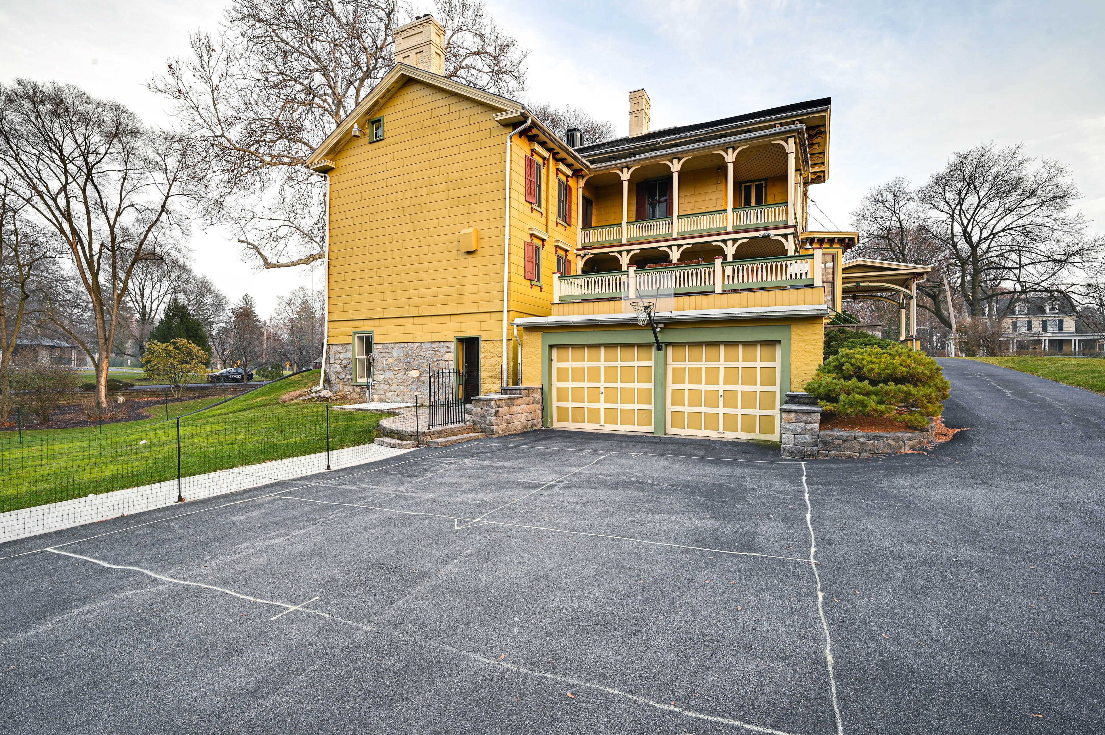Parking | Garage (1 Vehicle) | Driveway (6 Vehicles) | RV Parking On-Site