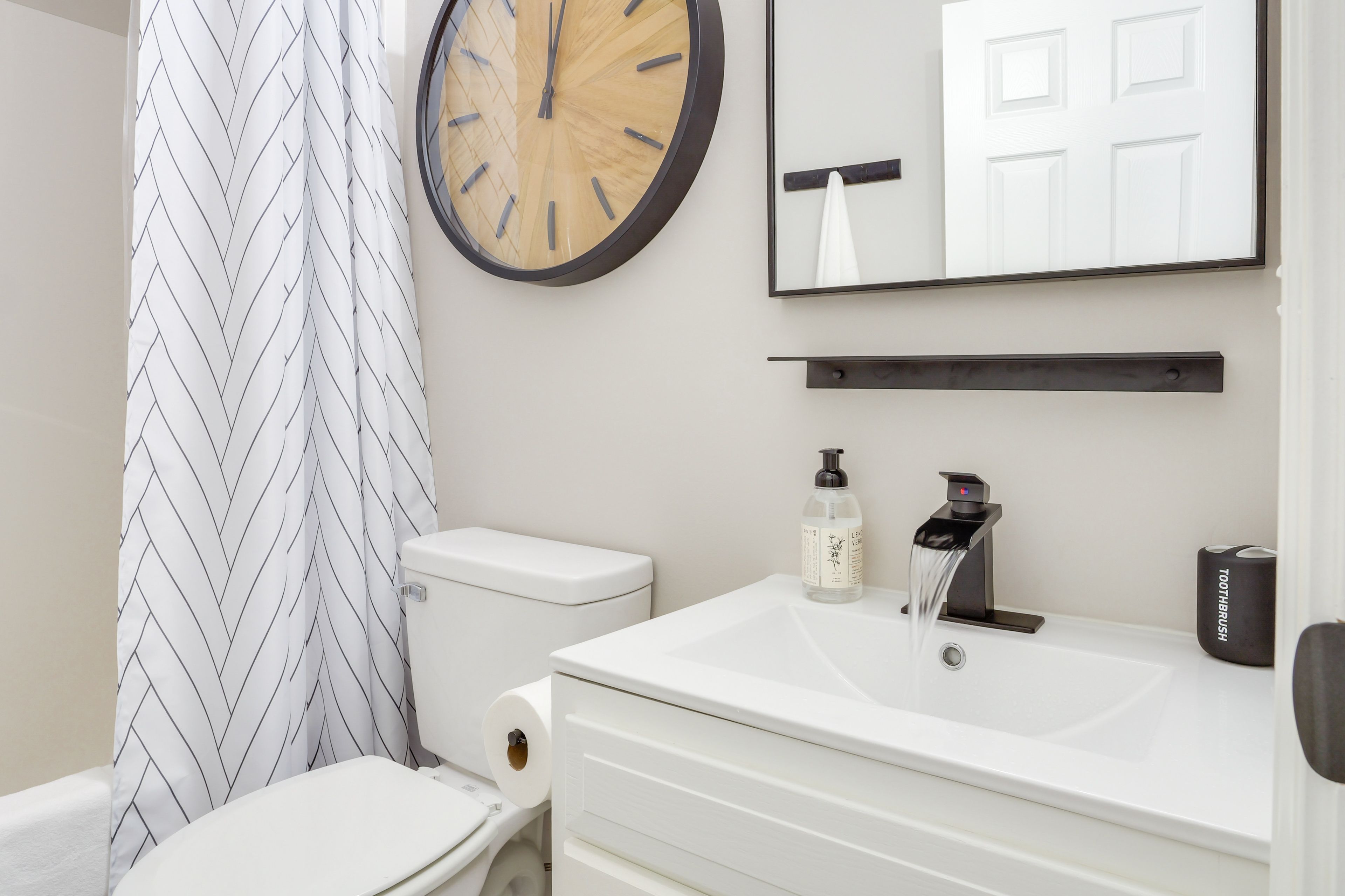 Full Bathroom | 2nd Floor | Complimentary Toiletries