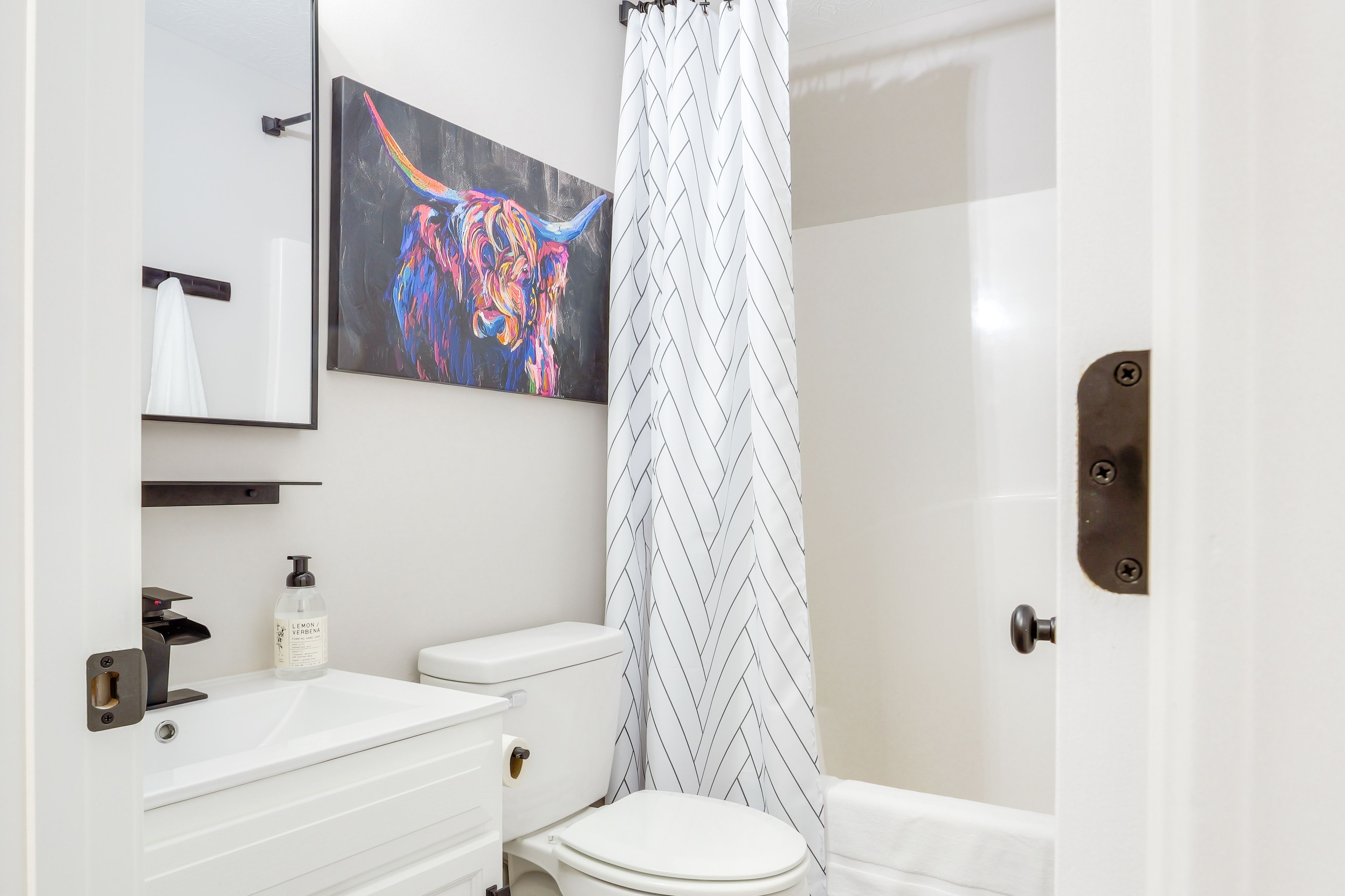 Full Bathroom | 2nd Floor | Towels Provided