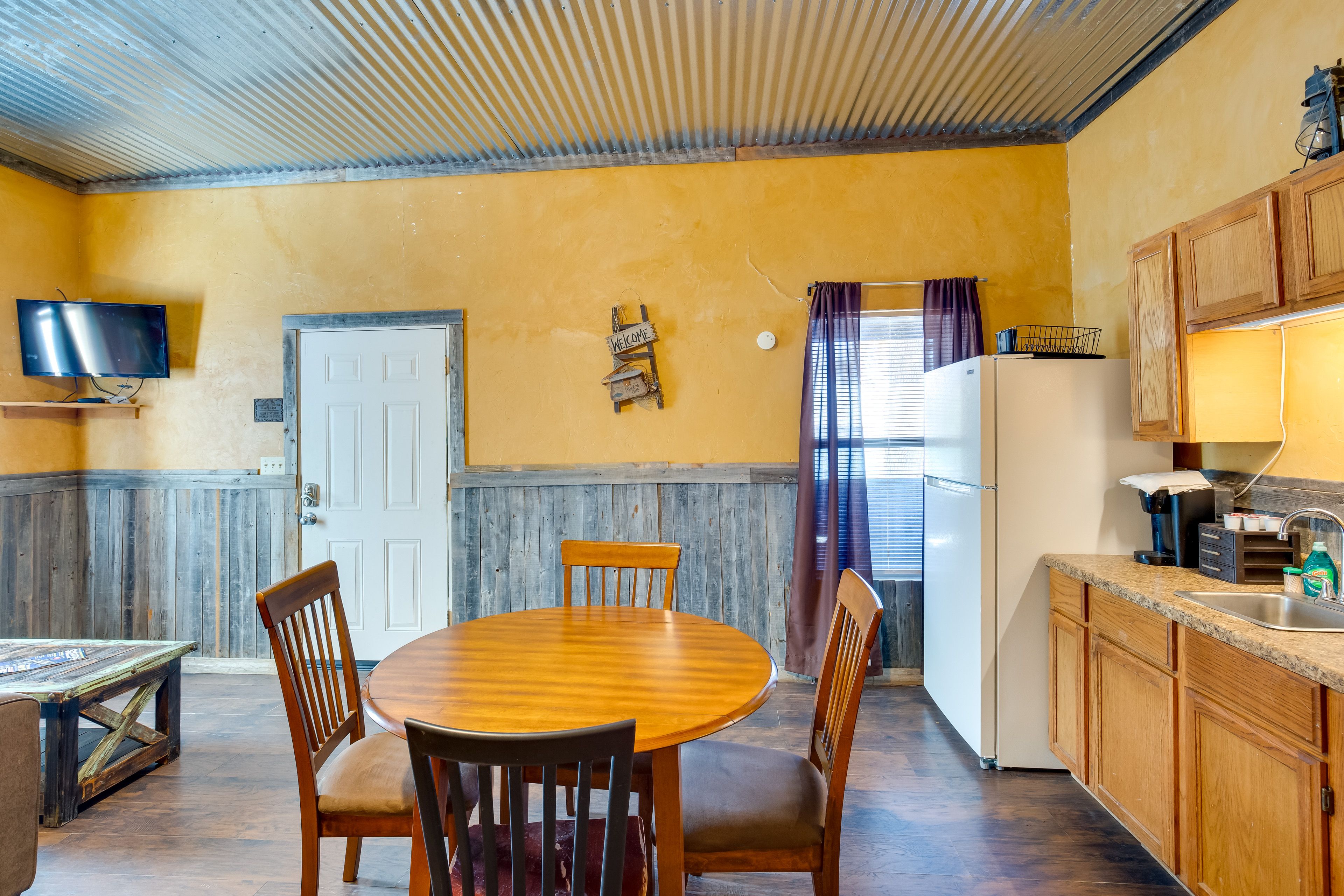 Dining Area | Dishware/Flatware Provided